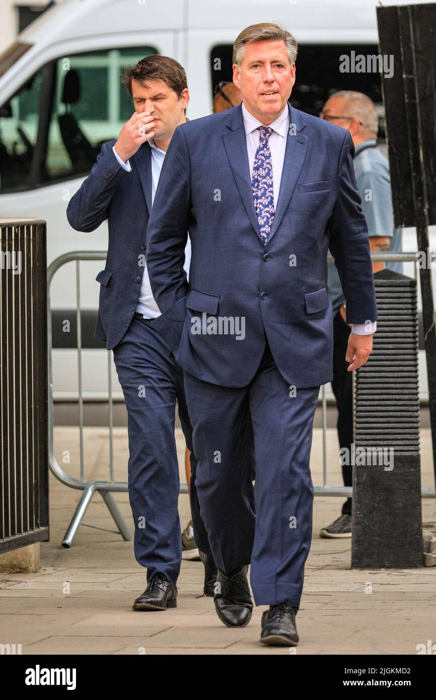 London, Großbritannien. 11.. Juli 2022. Sir Graham Brady, der erneuerte Vorsitzende des Ausschusses der konservativen Hinterbänkler von 1922, gibt eine Erklärung zu den Beschlüssen des Ausschusses ab, die von den versammelten Rundfunkanstalten auf College Green, gegenüber dem Parlament, mit Spannung erwartet werden. Der Ausschuss legt das Regelwerk für die Wahl des neuen Parteiführers und Premierministers fest, einschließlich des Zeitpunkts der offiziellen Nominierungen, der Nominierungsschwelle für die Wahl und des Zeitplans für die Abstimmung. Kredit: Imageplotter/Alamy Live Nachrichten Kredit: Imageplotter/Alamy Live Nachrichten Stockfoto