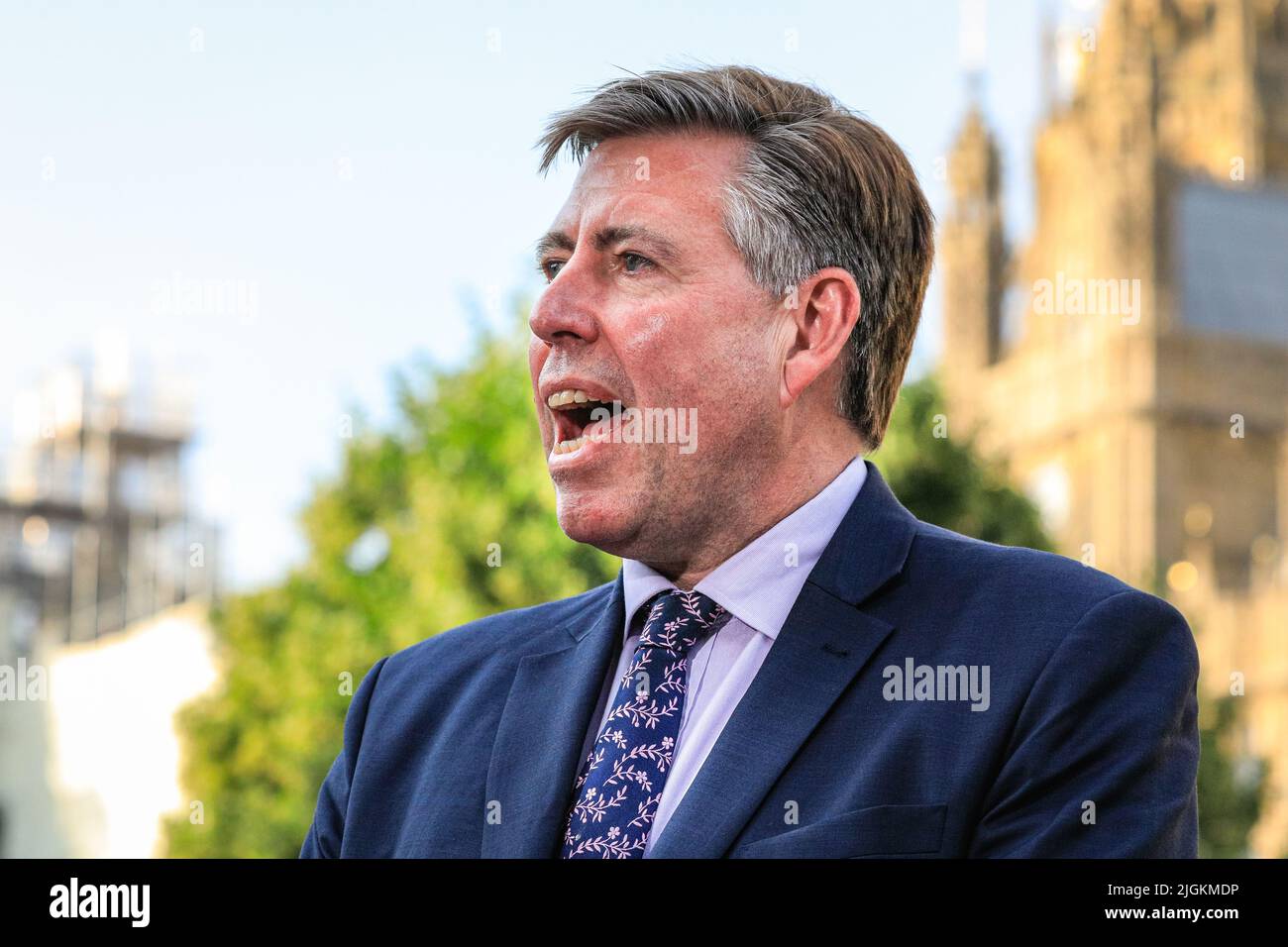 London, Großbritannien. 11.. Juli 2022. Sir Graham Brady, der erneuerte Vorsitzende des Ausschusses der konservativen Hinterbänkler von 1922, gibt eine Erklärung zu den Beschlüssen des Ausschusses ab, die von den versammelten Rundfunkanstalten auf College Green, gegenüber dem Parlament, mit Spannung erwartet werden. Der Ausschuss legt das Regelwerk für die Wahl des neuen Parteiführers und Premierministers fest, einschließlich des Zeitpunkts der offiziellen Nominierungen, der Nominierungsschwelle für die Wahl und des Zeitplans für die Abstimmung. Kredit: Imageplotter/Alamy Live Nachrichten Kredit: Imageplotter/Alamy Live Nachrichten Stockfoto