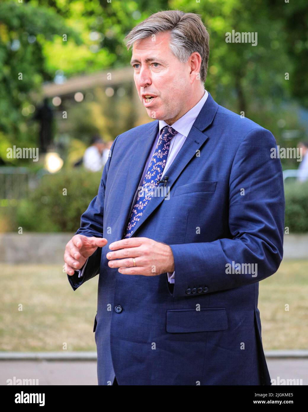 London, Großbritannien. 11.. Juli 2022. Sir Graham Brady, der erneuerte Vorsitzende des Ausschusses der konservativen Hinterbänkler von 1922, gibt eine Erklärung zu den Beschlüssen des Ausschusses ab, die von den versammelten Rundfunkanstalten auf College Green, gegenüber dem Parlament, mit Spannung erwartet werden. Der Ausschuss legt das Regelwerk für die Wahl des neuen Parteiführers und Premierministers fest, einschließlich des Zeitpunkts der offiziellen Nominierungen, der Nominierungsschwelle für die Wahl und des Zeitplans für die Abstimmung. Kredit: Imageplotter/Alamy Live Nachrichten Kredit: Imageplotter/Alamy Live Nachrichten Stockfoto