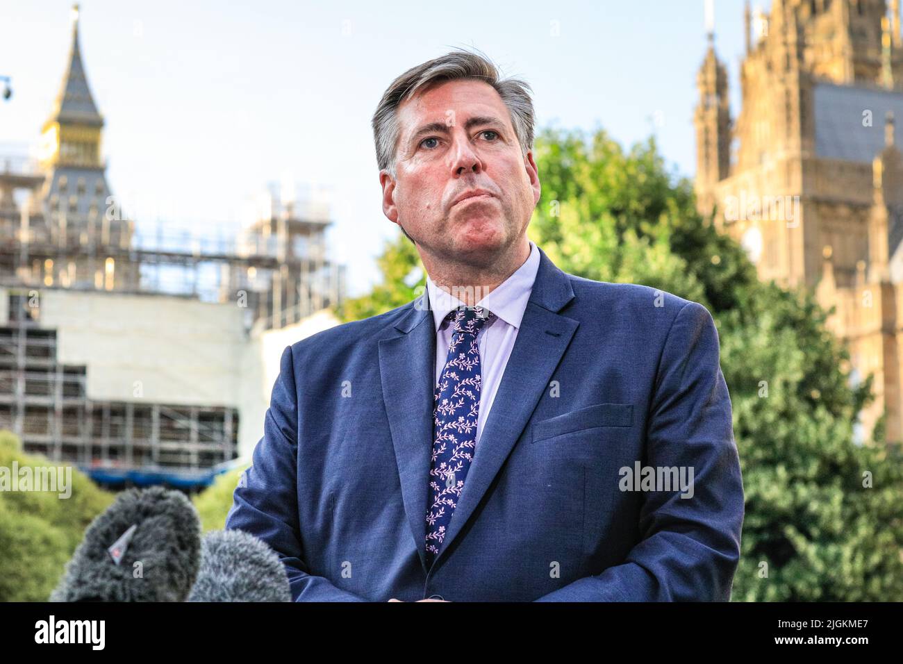 London, Großbritannien. 11.. Juli 2022. Sir Graham Brady, der erneuerte Vorsitzende des Ausschusses der konservativen Hinterbänkler von 1922, gibt eine Erklärung zu den Beschlüssen des Ausschusses ab, die von den versammelten Rundfunkanstalten auf College Green, gegenüber dem Parlament, mit Spannung erwartet werden. Der Ausschuss legt das Regelwerk für die Wahl des neuen Parteiführers und Premierministers fest, einschließlich des Zeitpunkts der offiziellen Nominierungen, der Nominierungsschwelle für die Wahl und des Zeitplans für die Abstimmung. Kredit: Imageplotter/Alamy Live Nachrichten Kredit: Imageplotter/Alamy Live Nachrichten Stockfoto