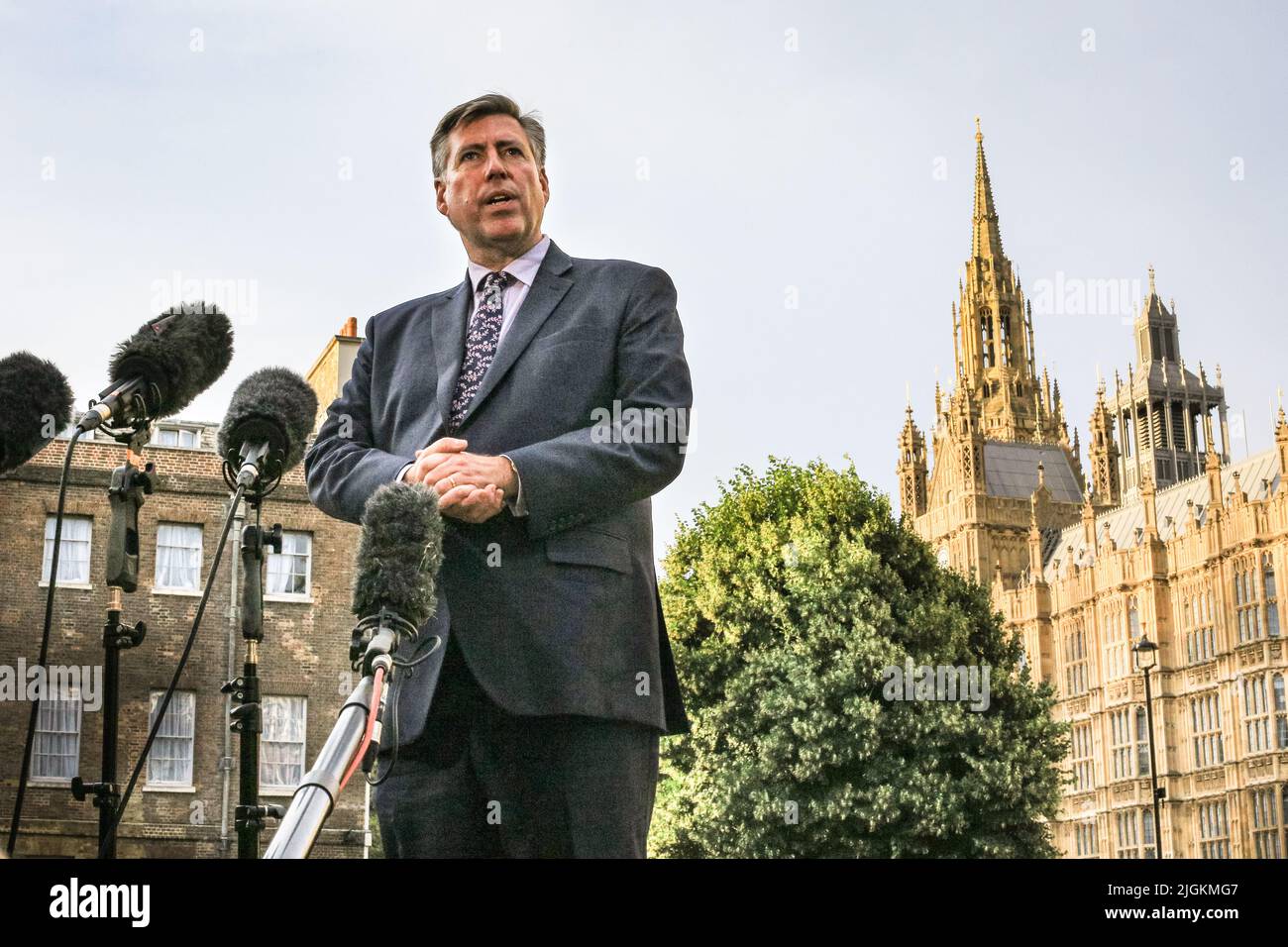 London, Großbritannien. 11.. Juli 2022. Sir Graham Brady, der erneuerte Vorsitzende des Ausschusses der konservativen Hinterbänkler von 1922, gibt eine Erklärung zu den Beschlüssen des Ausschusses ab, die von den versammelten Rundfunkanstalten auf College Green, gegenüber dem Parlament, mit Spannung erwartet werden. Der Ausschuss legt das Regelwerk für die Wahl des neuen Parteiführers und Premierministers fest, einschließlich des Zeitpunkts der offiziellen Nominierungen, der Nominierungsschwelle für die Wahl und des Zeitplans für die Abstimmung. Kredit: Imageplotter/Alamy Live Nachrichten Kredit: Imageplotter/Alamy Live Nachrichten Stockfoto