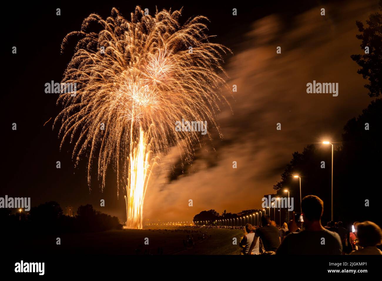 Zagreb, Kroatien-19.. Juni 2022: Feuerwerk am Bundek-See, am Ufer des Flusses Sava in der Nacht, versammelt große Menge von Menschen beobachten Co Stockfoto