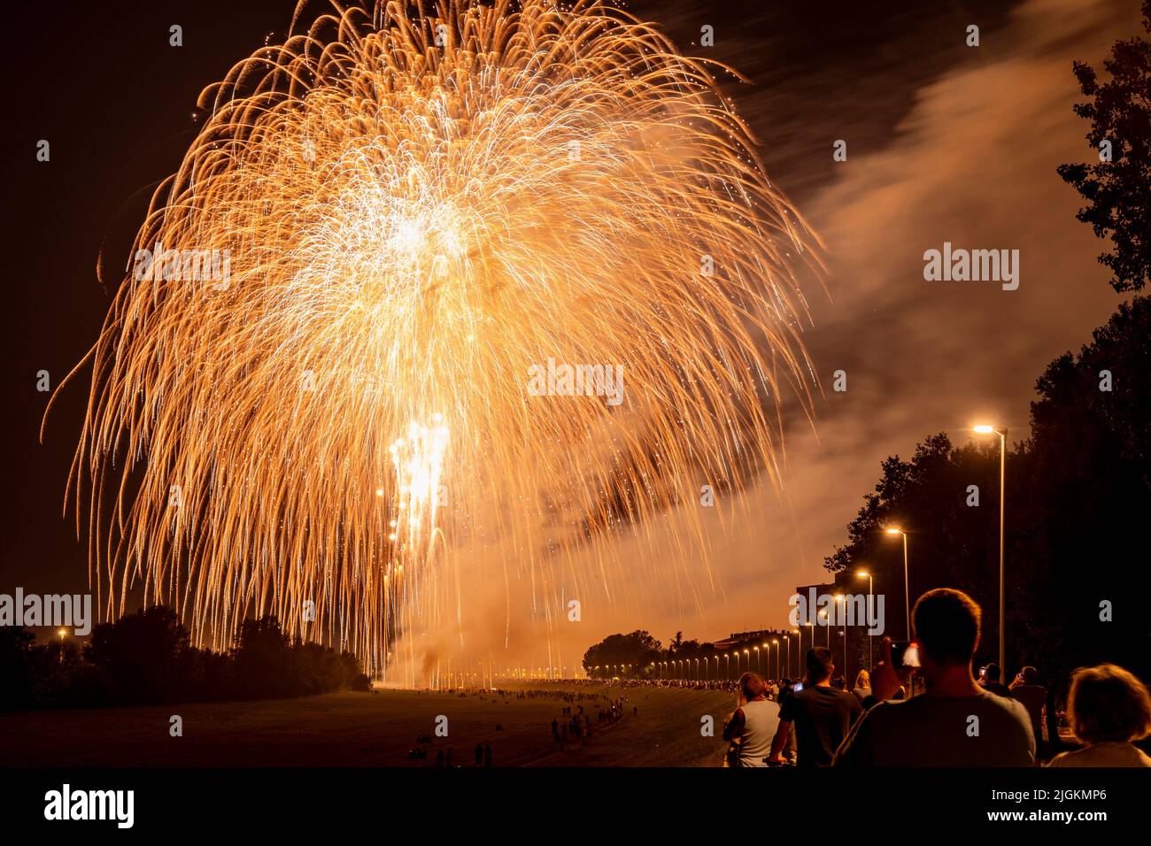 Zagreb, Kroatien-19.. Juni 2022: Feuerwerk am Bundek-See, am Ufer des Flusses Sava in der Nacht, versammelt große Menge von Menschen beobachten Co Stockfoto