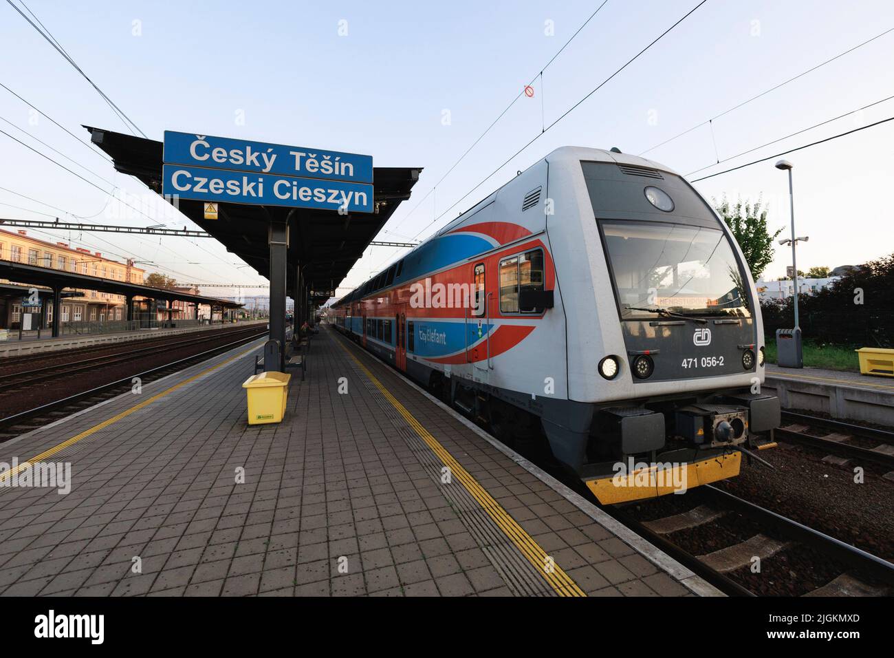 Cesky Tesin, Tschechische Republik, Tschechien - 3. Juli 2022: Lokomotive und Zug sind auf dem Bahnsteig. Abendlicht und Weitwinkelobjektiv mit Verzerrung und so Stockfoto