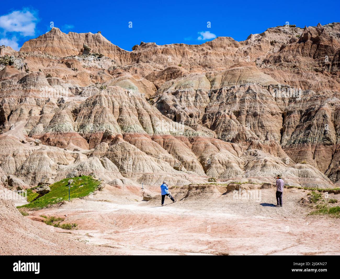 Zwei Personen fotografieren im Saddle Pass Trailhead-Gebiet des Badlands National Park in South Dakota, USA Stockfoto