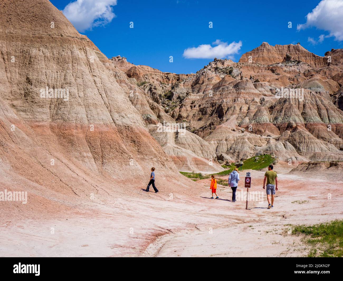 Familienwanderungen im Saddle Pass Trailhead-Gebiet des Badlands National Park in South Dakota, USA Stockfoto