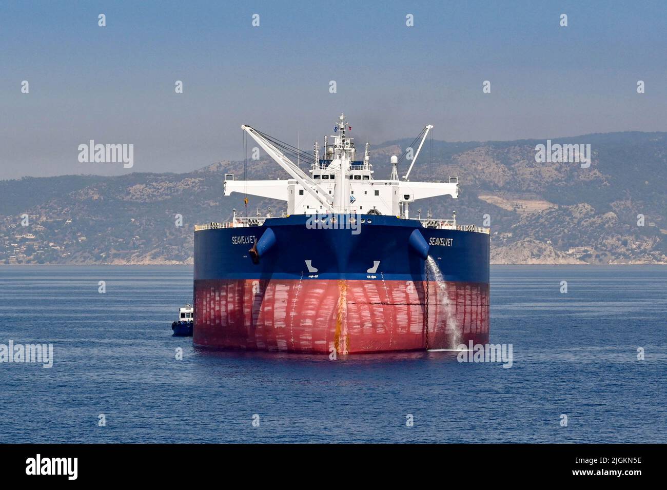 Athen, Griechenland - 2022. Mai: Blick auf das große Frachtschiff Seavelvet vor der Küste Athens, das auf seinen Platz in den Docks der Stadt wartet Stockfoto