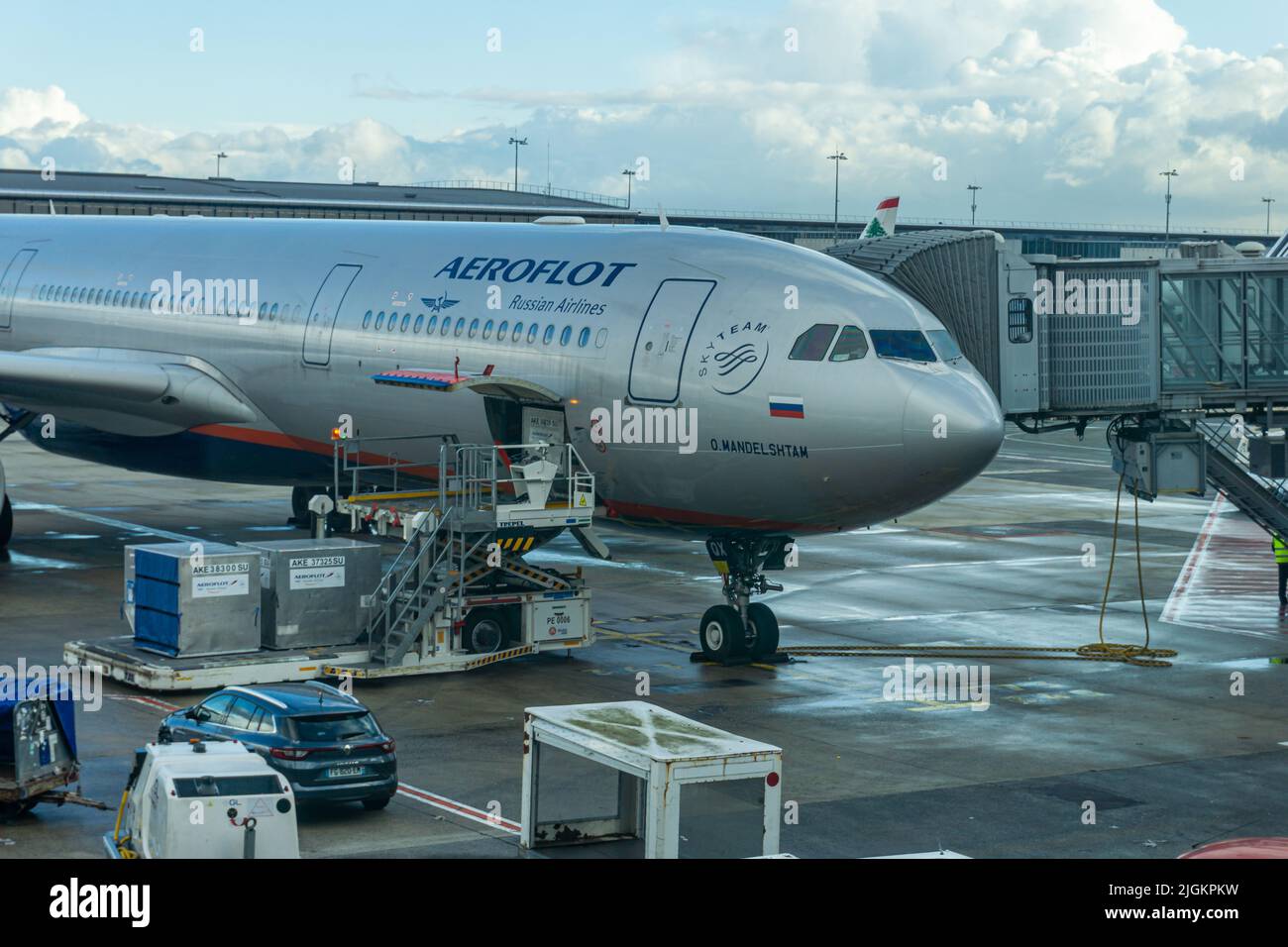 Paris, Frankreich, Dezember 2021 - ein Aeroflot-Flugzeug wird auf der Asphaltbahn am Flughafen Charles de Gaulle gewartet Stockfoto