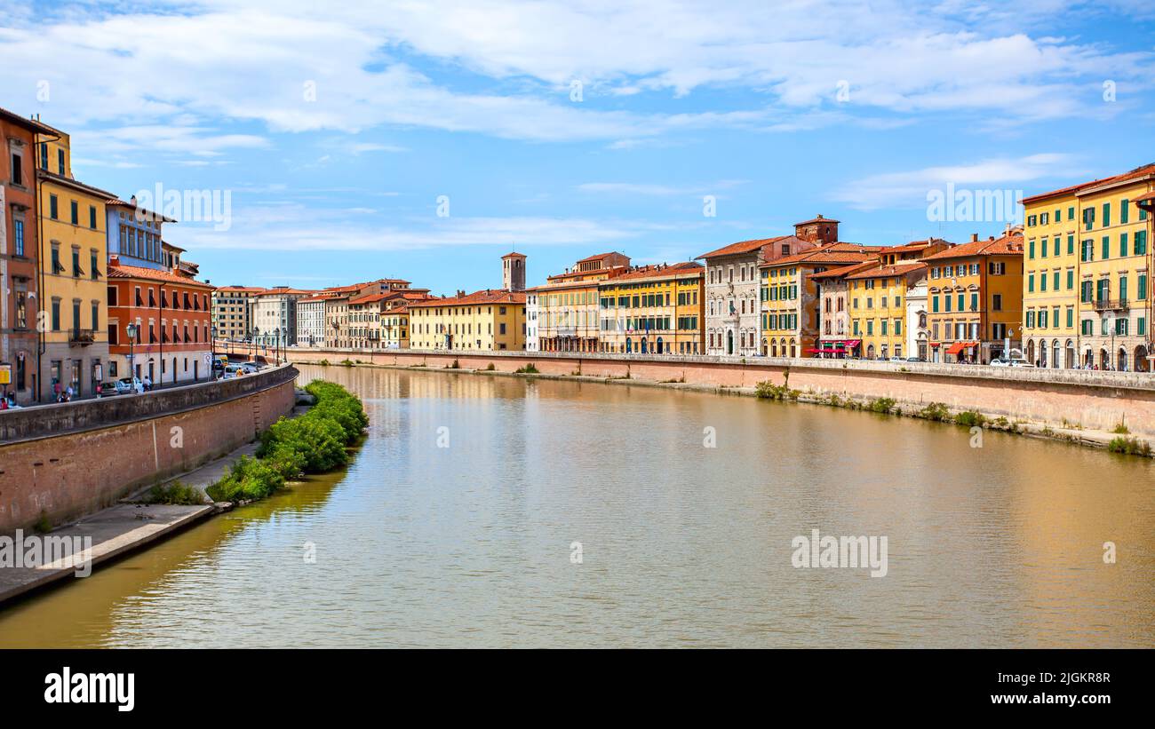 Pisa, Italien - 3. September 2014: Panoramablick auf die Altstadt von Pisa und den Fluss Arno Stockfoto