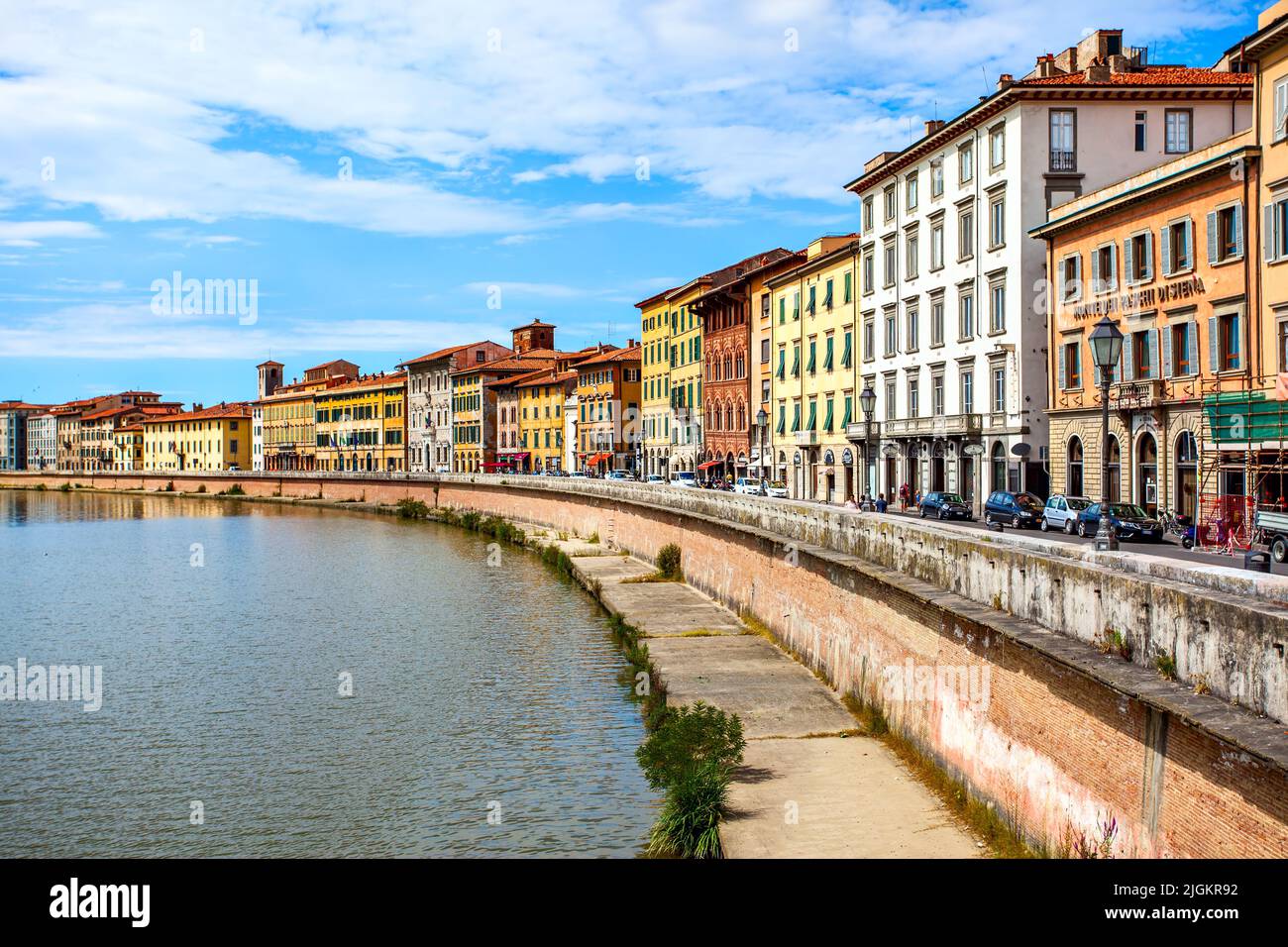 Pisa, Italien - 3. September 2014: Gebäude am Fluss Arno in der Altstadt von Pisa Stockfoto