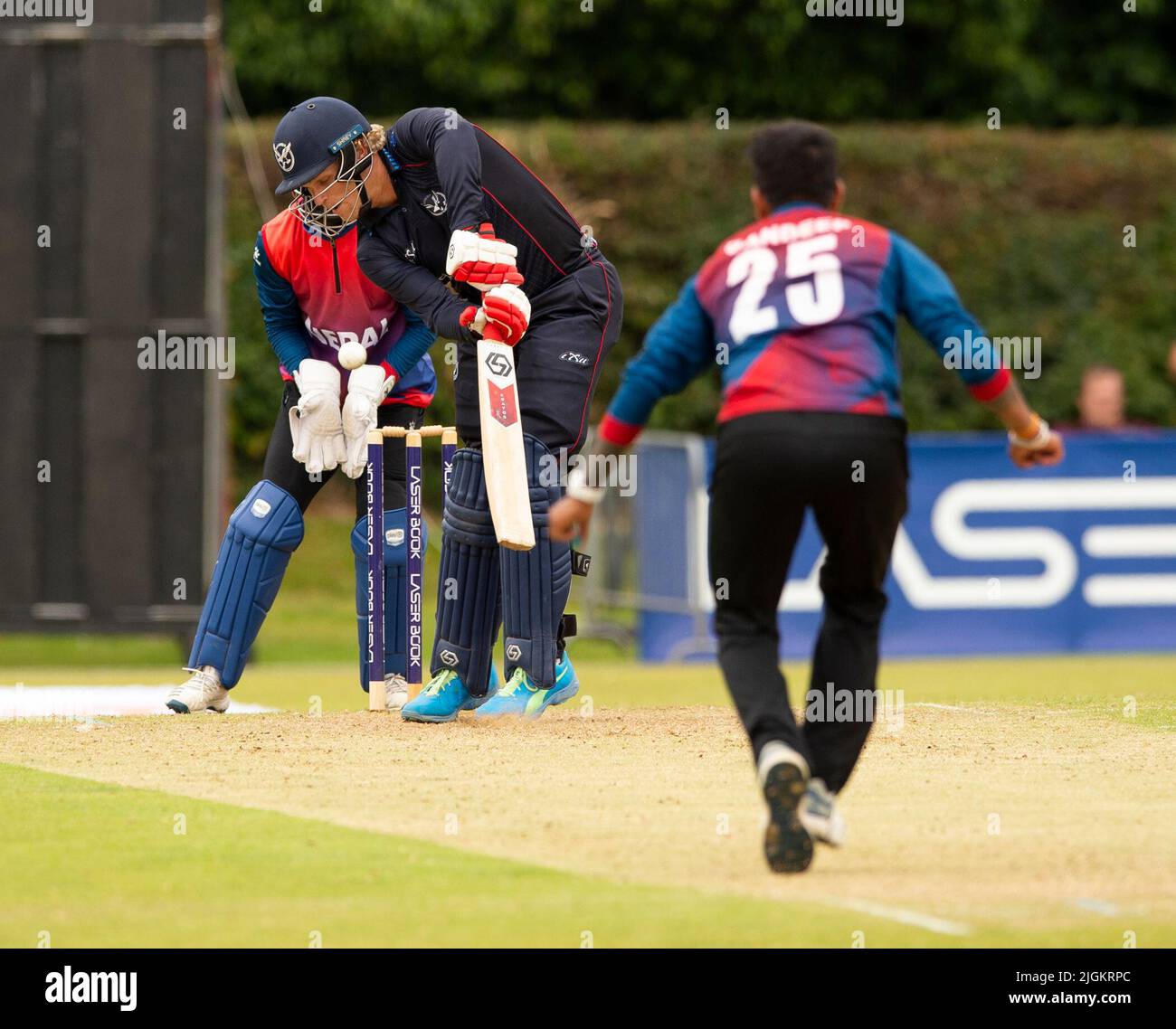 ICC Men's Cricket World Cup League 2 - Nepal V, Namibia. 10.. Juli 2022. Nepal stellt sich Namibia in der ICC Men's Cricket World Cup League 2 in Cambusdoon, Ayr, vor. Foto zeigt: Nepalkapitän Sandeep Laichhane entlässt Namibias Ruben Trumpelmann lbw für 7 Quelle: Ian Jacobs/Alamy Live News Stockfoto