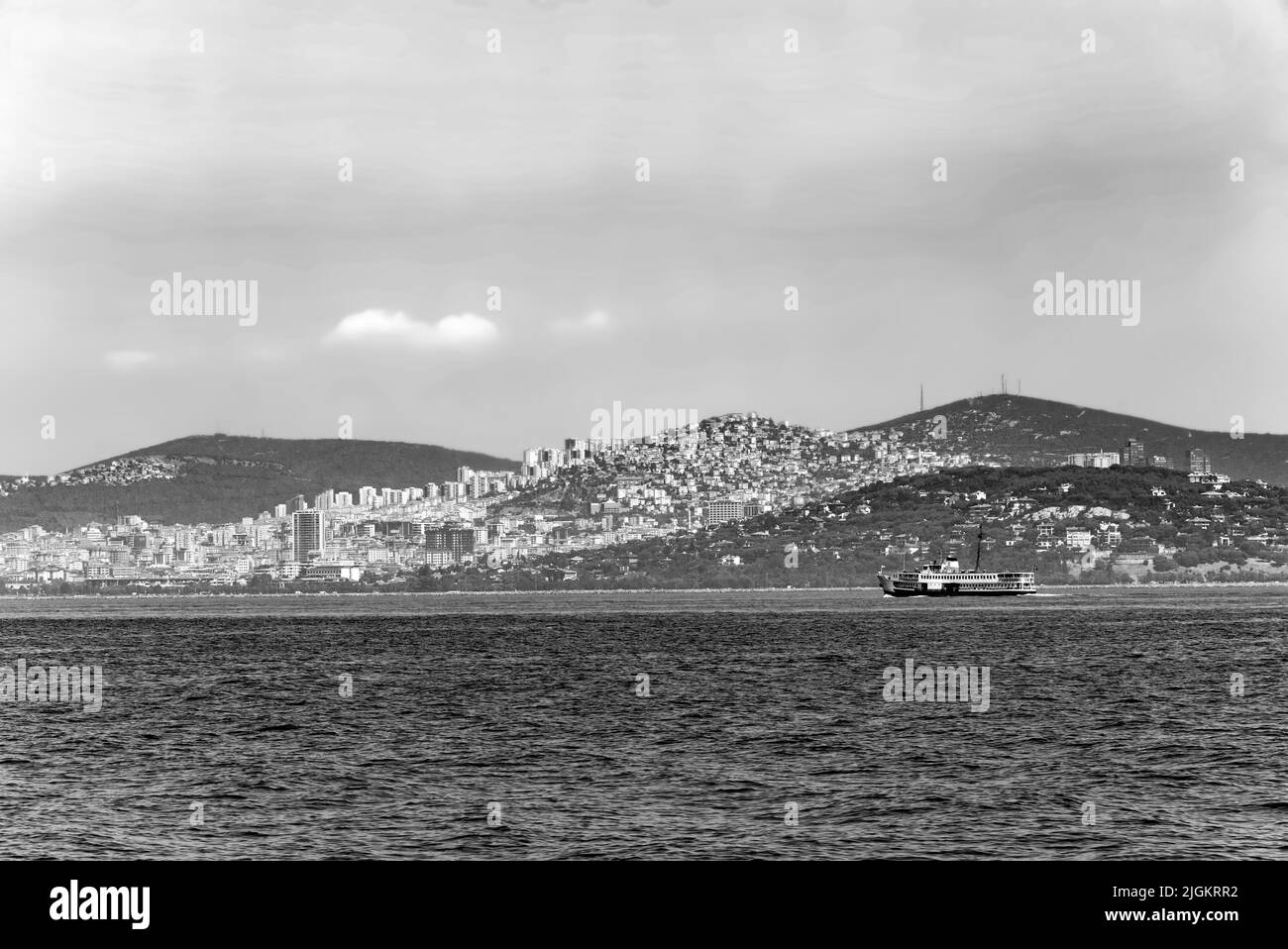 Die Fähre fährt am Marmarameer entlang. Istanbul, Türkei. Stockfoto
