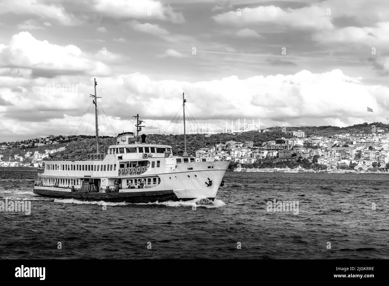 Die Fähre fährt durch die Bosporus-Straße. Istanbul, Türkei. Stockfoto