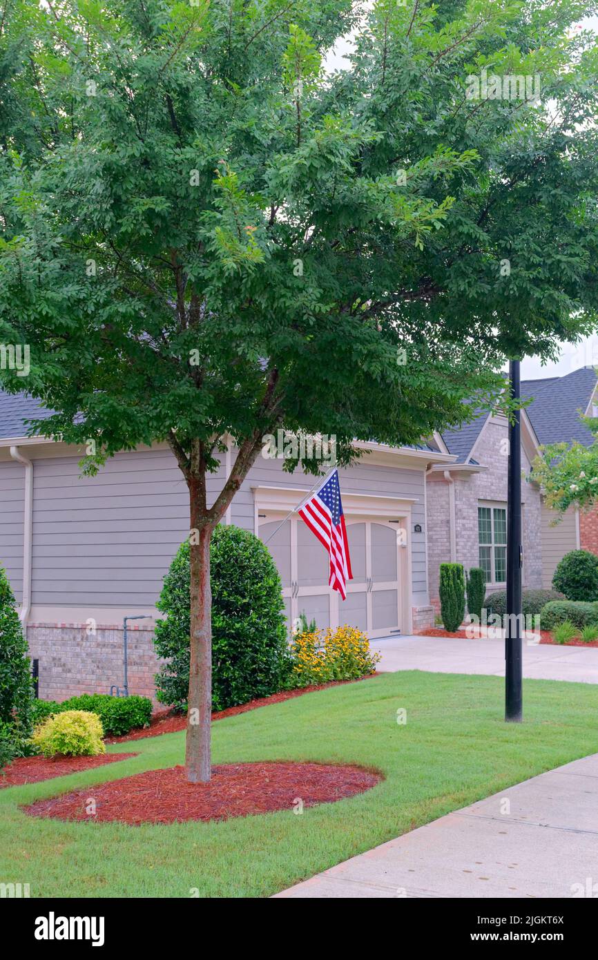 Amerikanische Flagge auf Stadthaus zwischen Bäumen Stockfoto