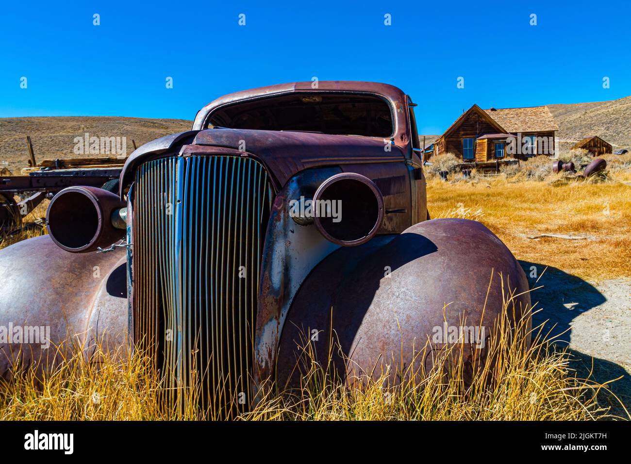 Überreste eines Chevy Coupés aus dem Jahr 1937, Bodie State Historical Park, Kalifornien, USA Stockfoto