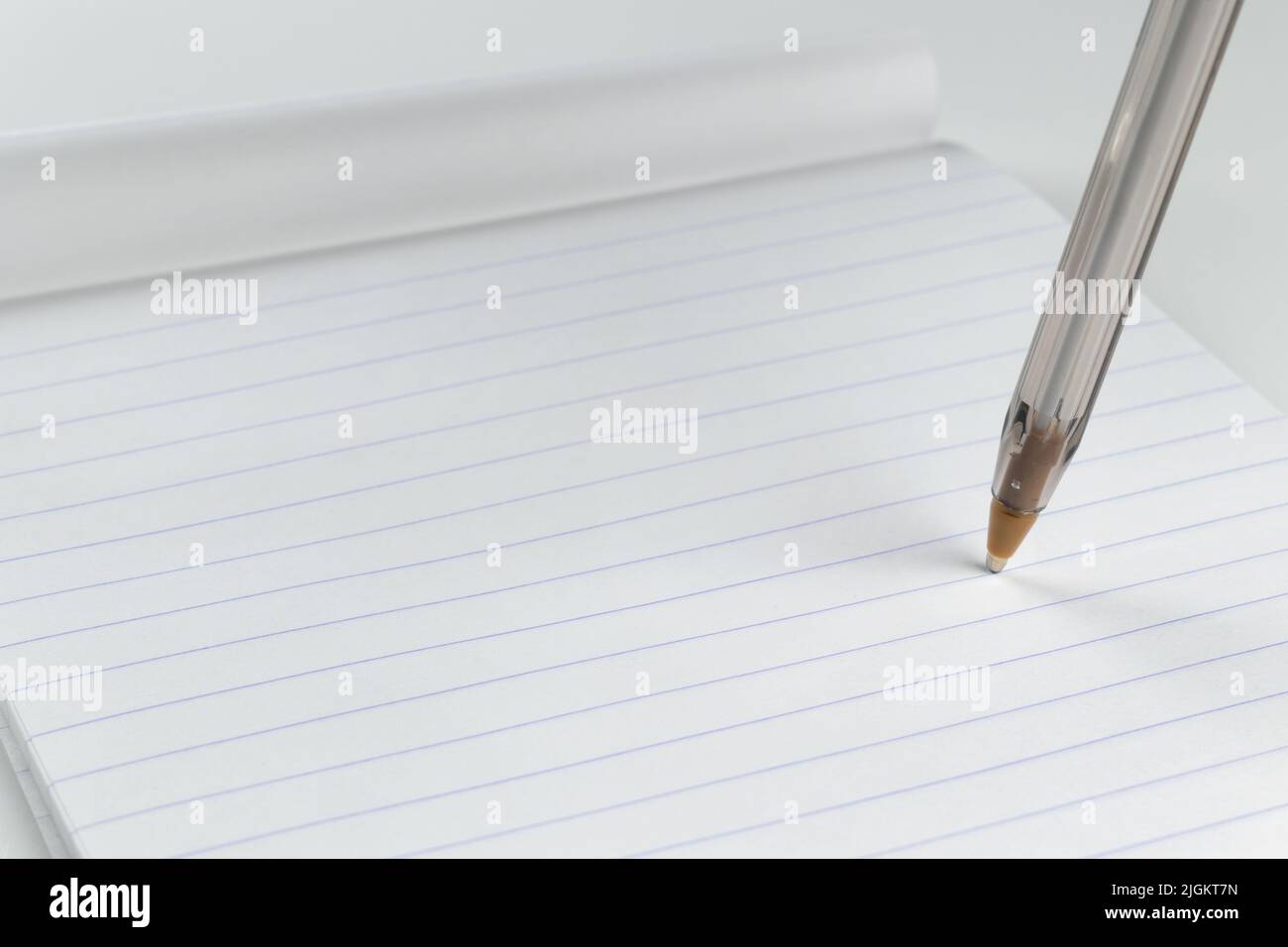 Kugelschreiber-Spitze auf linierten Papiermockup, weiches Licht Stockfoto