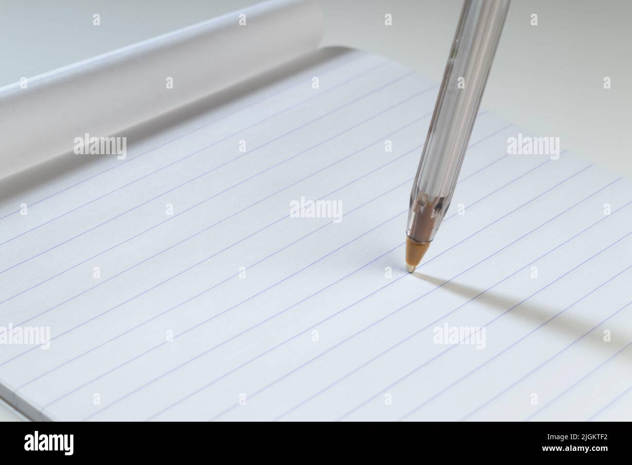 Kugelschreiber-Spitze auf linierten Papiermockup, hartes Licht Stockfoto