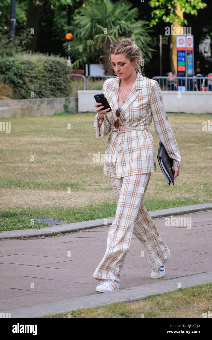 London, Großbritannien. 11.. Juli 2022. Dehenna Davison, Parlamentsabgeordnete von Bischof Auckland, 2019 Abgeordnete und Journalistin von GB News, kommentierte heute Abend das College Green in Westminster mit einem Kommentar zum Führungswettbewerb der Konservativen Partei und zum Wahlprozess für den neuen Premierminister sowie zur bevorstehenden Ankündigung des Ausschusses für 1922. Kredit: Imageplotter/Alamy Live Nachrichten Stockfoto