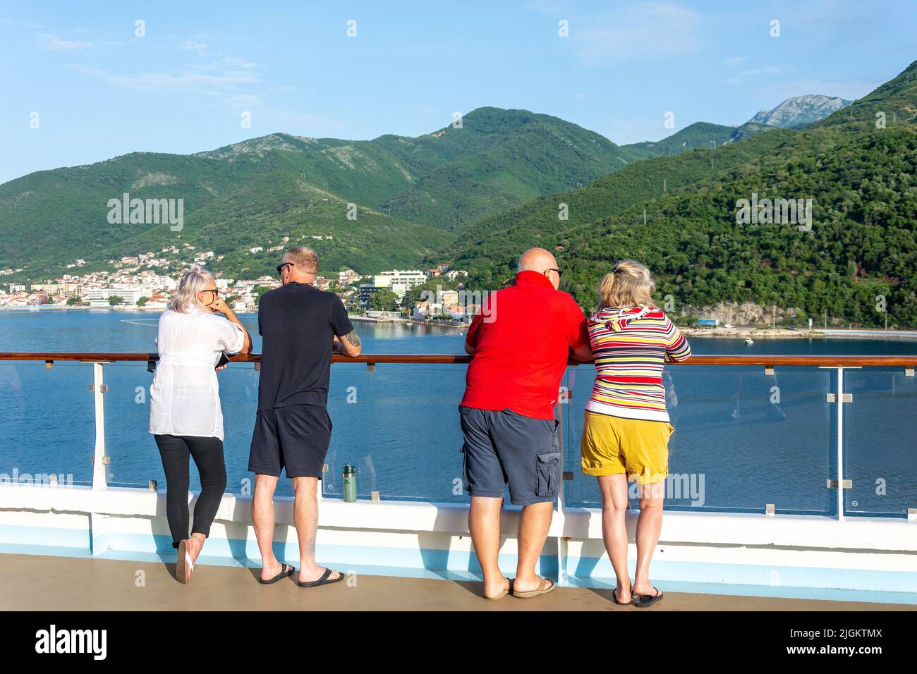 Passagiere, die vom Deck des Marella Explorer II-Kreuzfahrtschiffs, der Bucht von Kotor (Boka kotorska), Kotor, Dalmatien, Montenegro, aus sehen Stockfoto