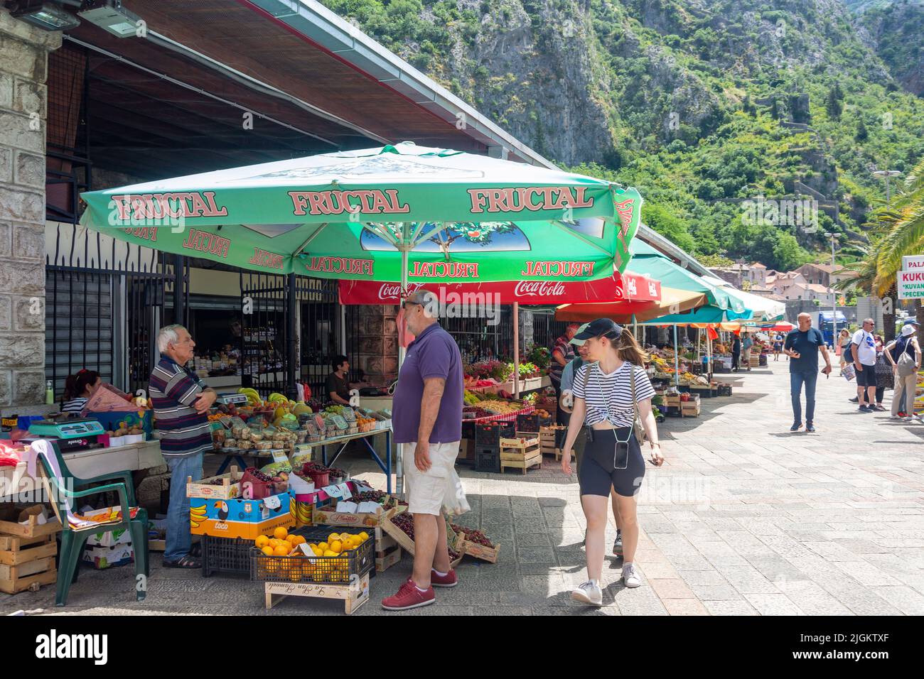 Obst- und Gemüsemarkt Stände außerhalb der Altstadt Mauern, Kotor, Dalmatien, Montenegro Stockfoto