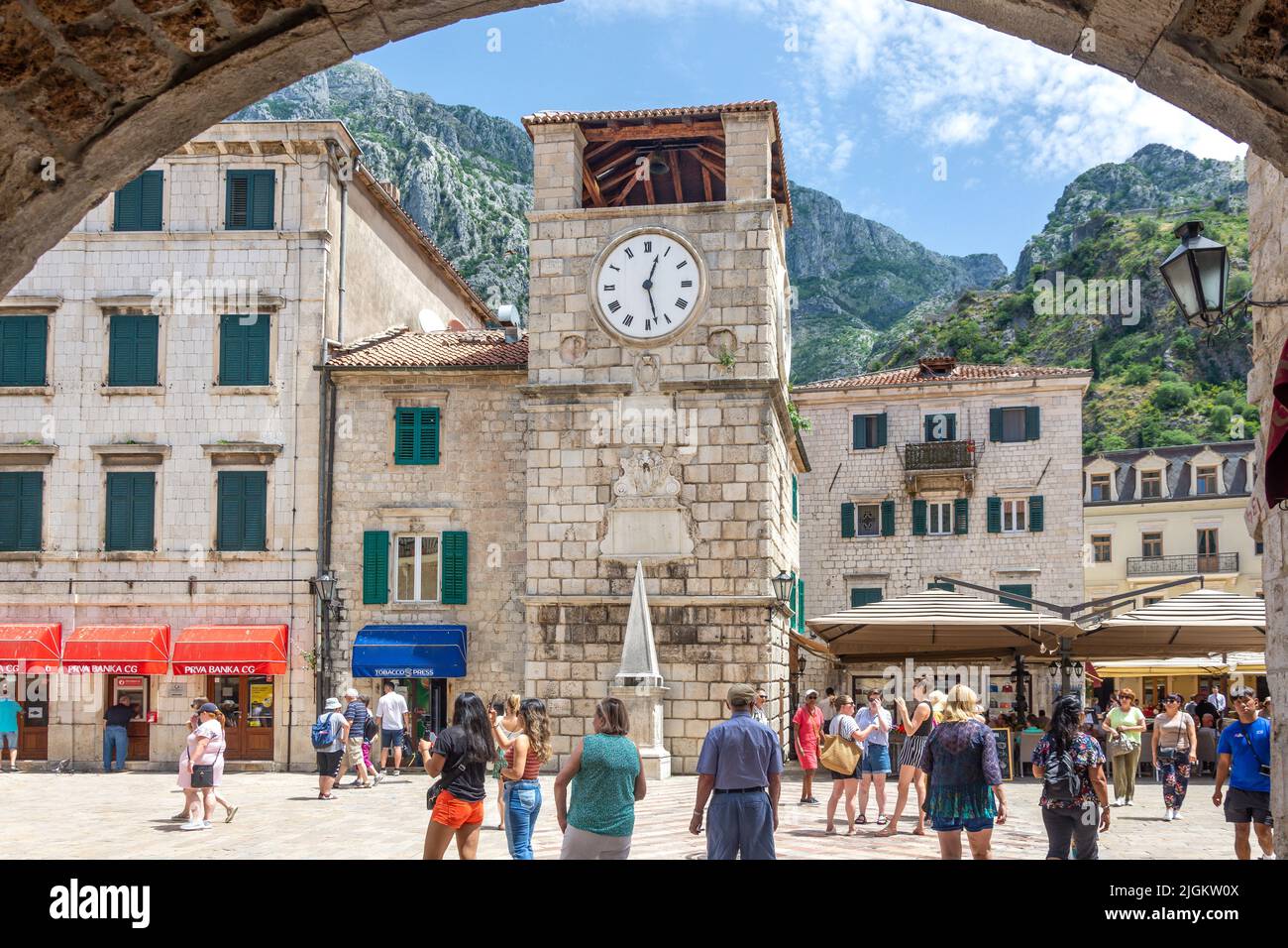 Uhrenturm, der Waffenplatz (Trg od oruzja), Altstadt, Kotor, Dalmatien, Montenegro Stockfoto
