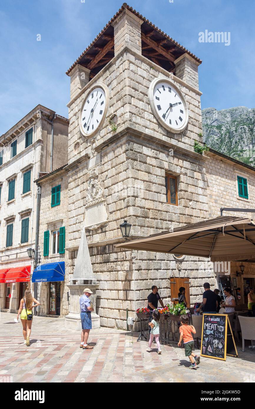 Uhrenturm, der Waffenplatz (Trg od oruzja), Altstadt, Kotor, Dalmatien, Montenegro Stockfoto