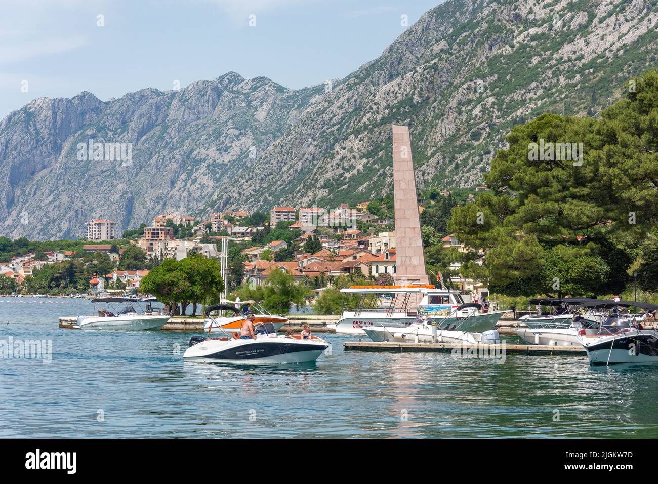 Hafenszene, Bucht von Kotor (Boka kotorska), Kotor, Dalmatien, Montenegro Stockfoto