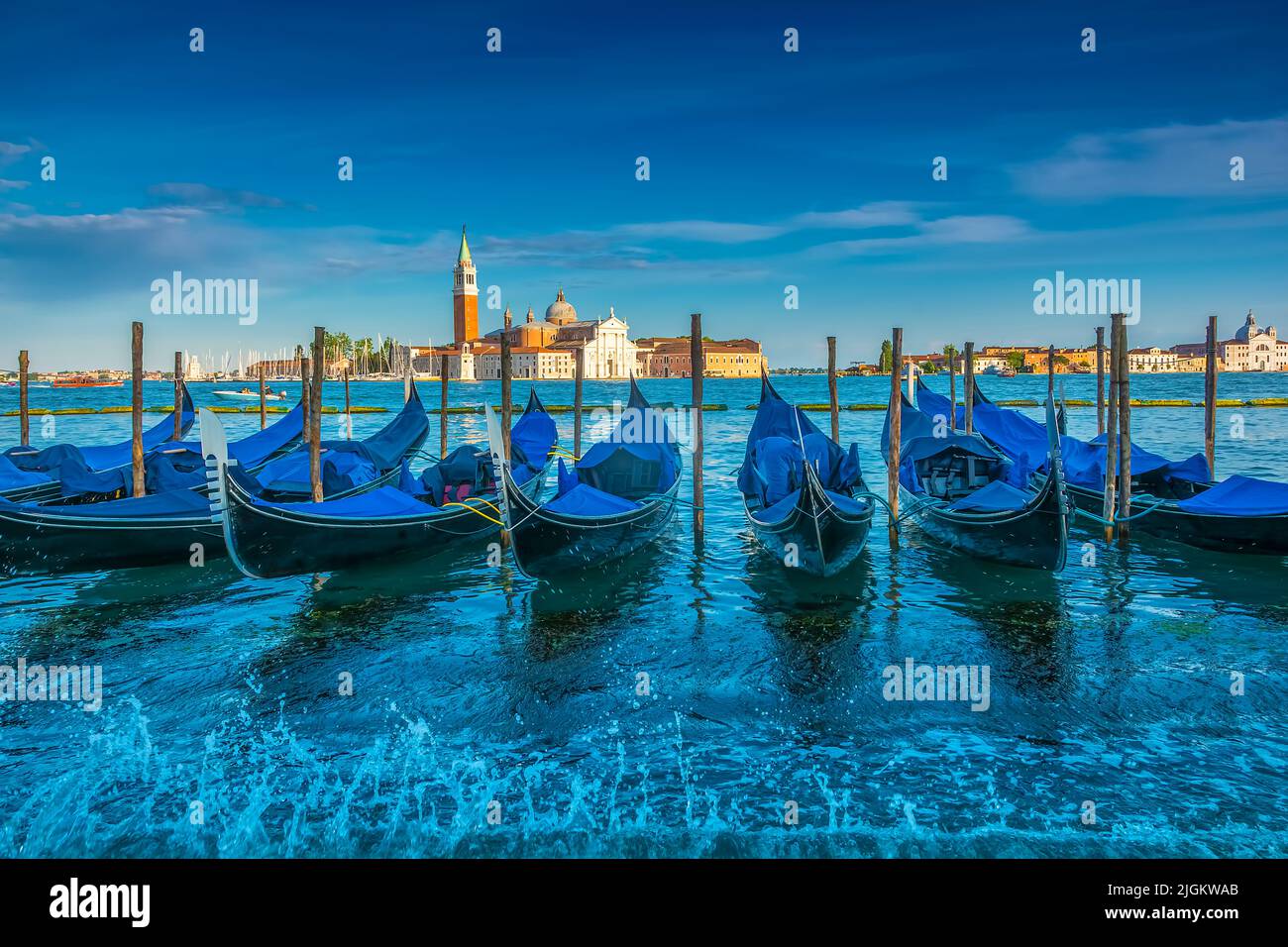 Festgetäute Gondeln in Venedig, Italien mit der Insel San Giorgio Maggiore im Hintergrund Stockfoto