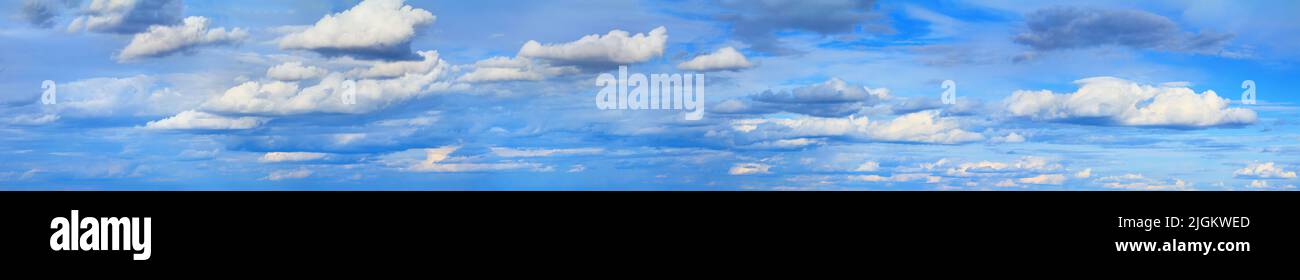 Blauer Himmel mit weißen Wolken, riesiges Panorama. Horizontales Banner mit freiem Platz für Text Stockfoto