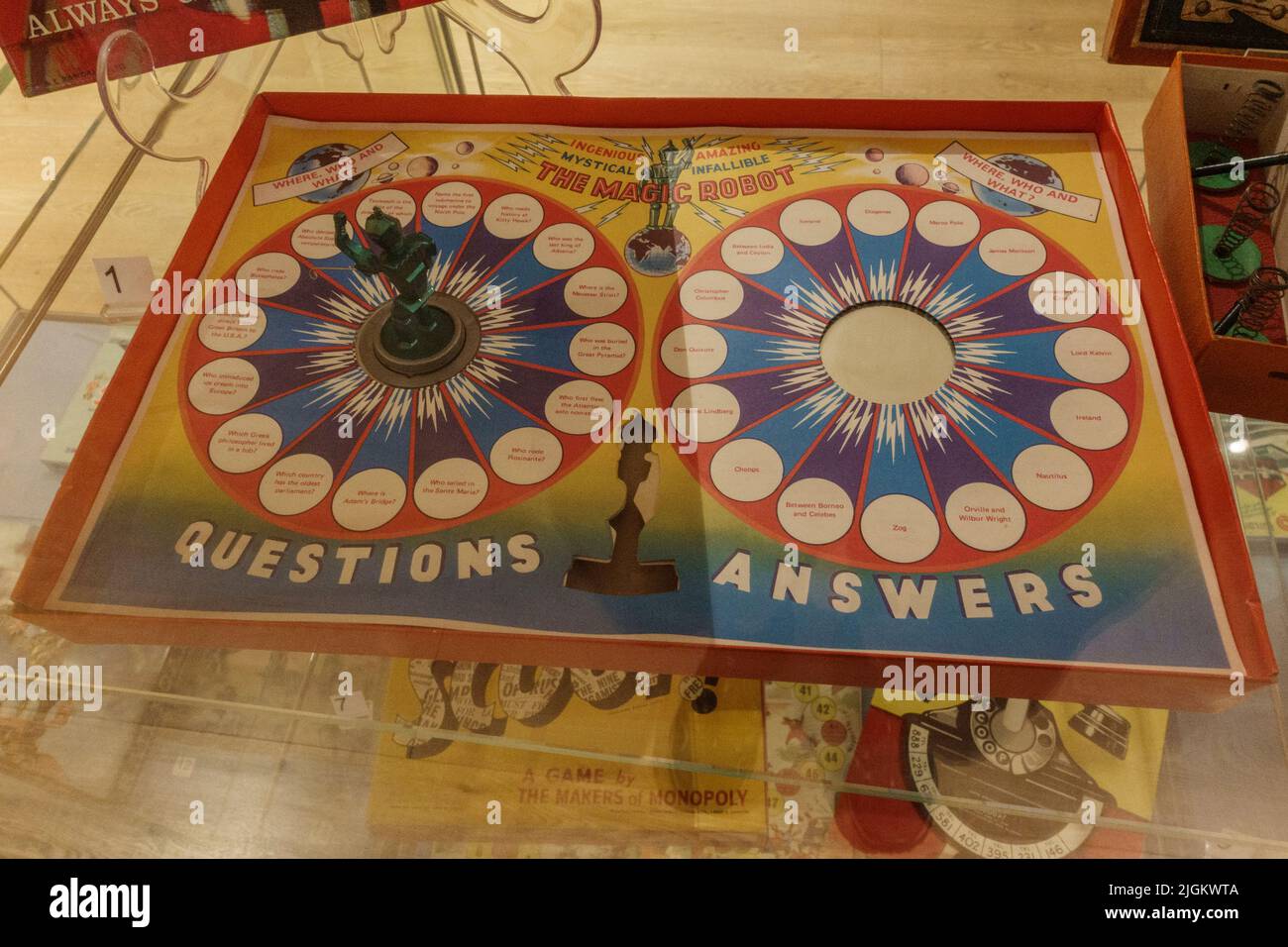 Das alte Brettspiel „The Magic Robot“ aus dem Jahr 1950s wird in einem Museum in Großbritannien ausgestellt. Stockfoto