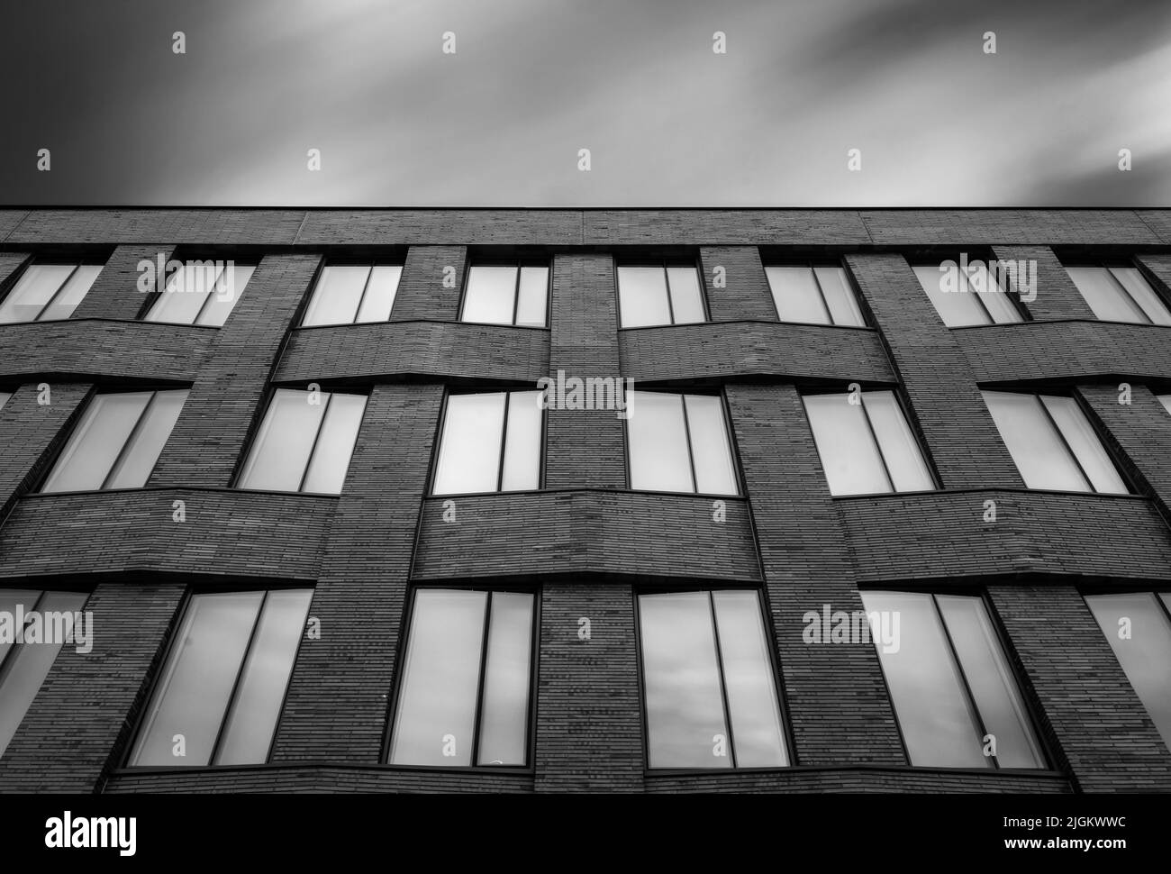 Langzeitbelichtung 25seconds. Blick auf das Bürogebäude von Hiscox in York, Yorkshire, mit der verschlungenen Ziegelfassade. Entworfen von Architekten Stockfoto
