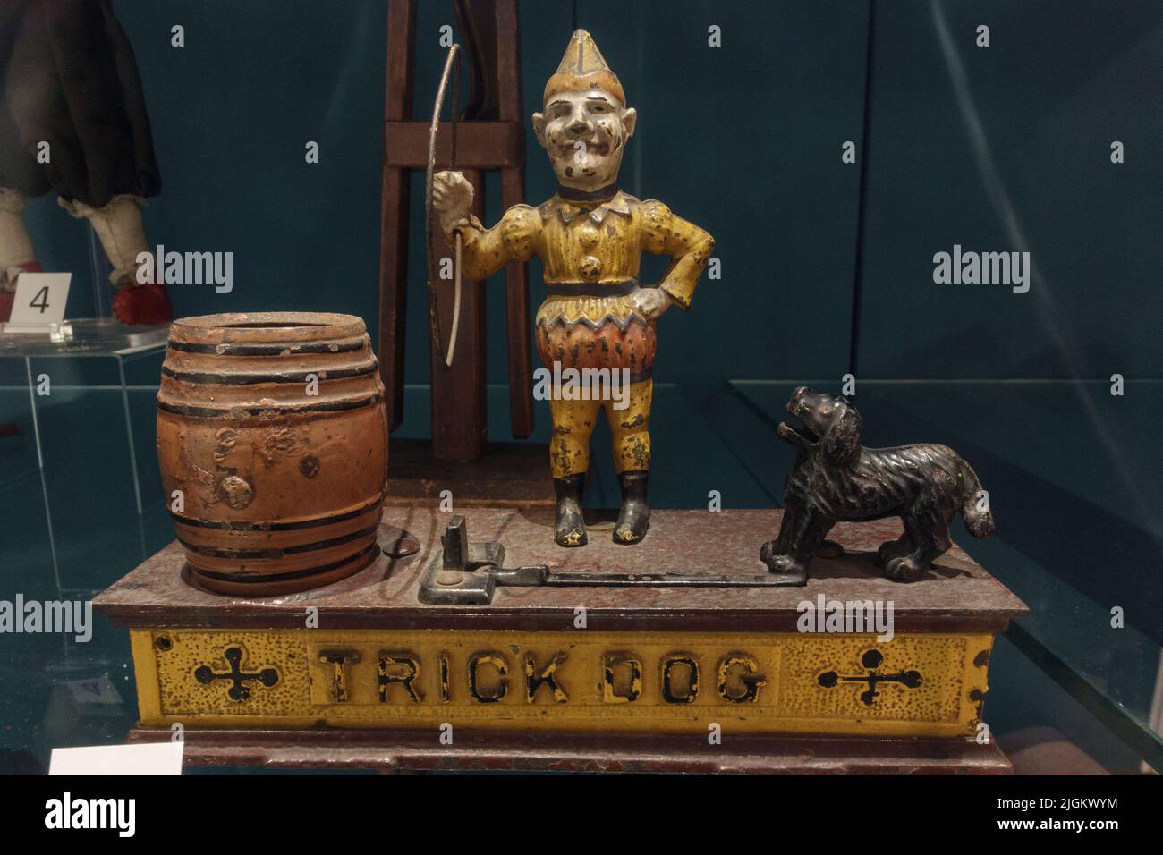 Eine alte Trick Dog Bank, die in einem Museum in Großbritannien ausgestellt wird. Stockfoto
