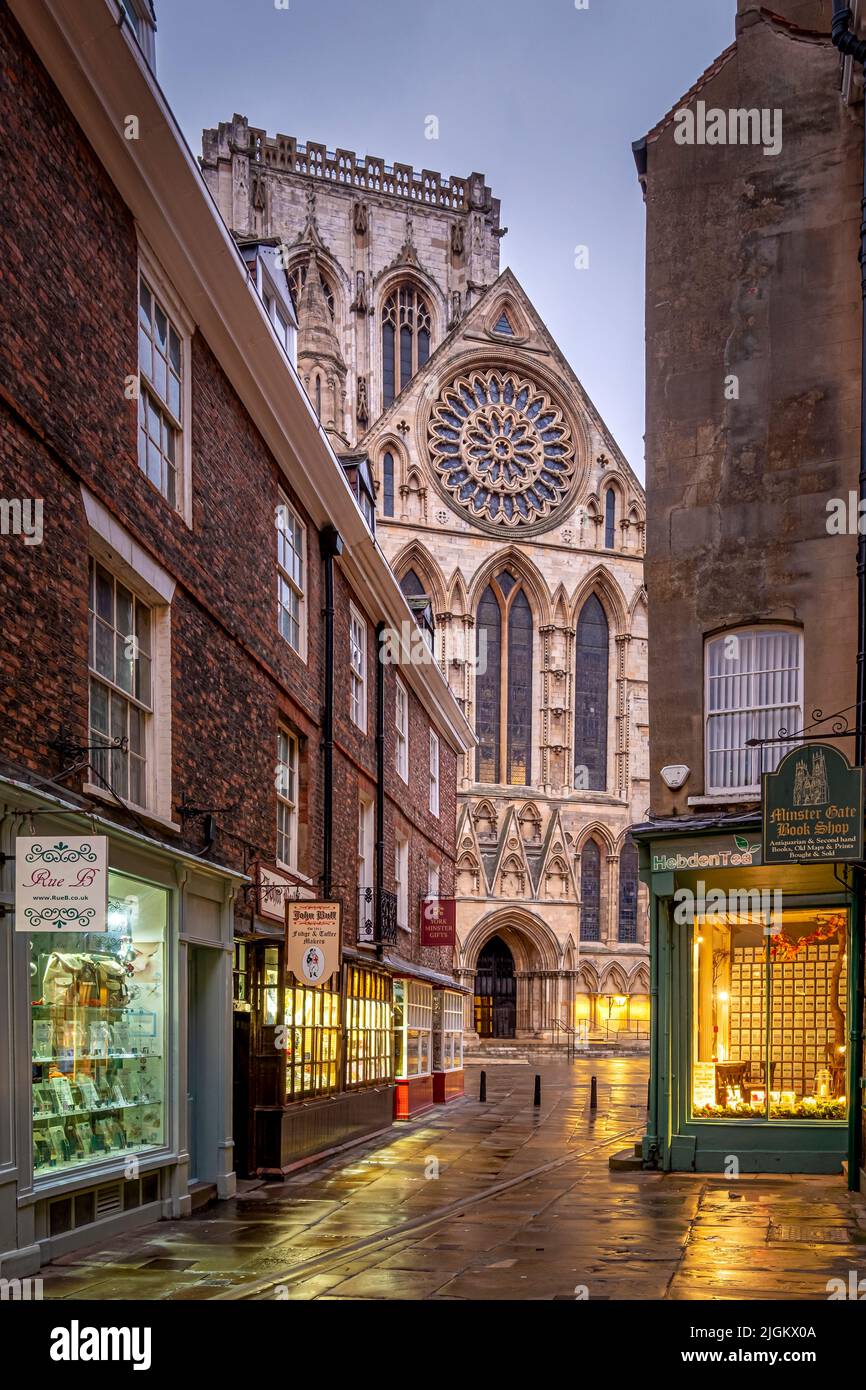 York Minster entlang Minster Gates gesehen Stockfoto
