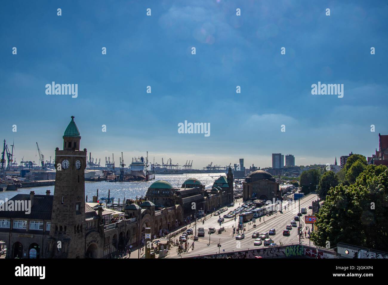 Hamburg, Deutschland 22. Juni 2022, die Landungsbrücken und der Hamburger Hafen am Nachmittag Stockfoto