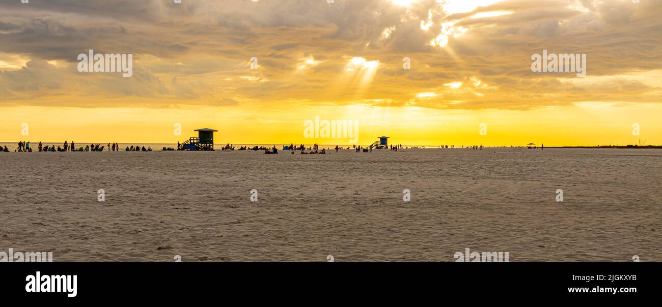 Sonne in den Wolken am Siesta Key Beach, Siesta Key, Florida, USA Stockfoto
