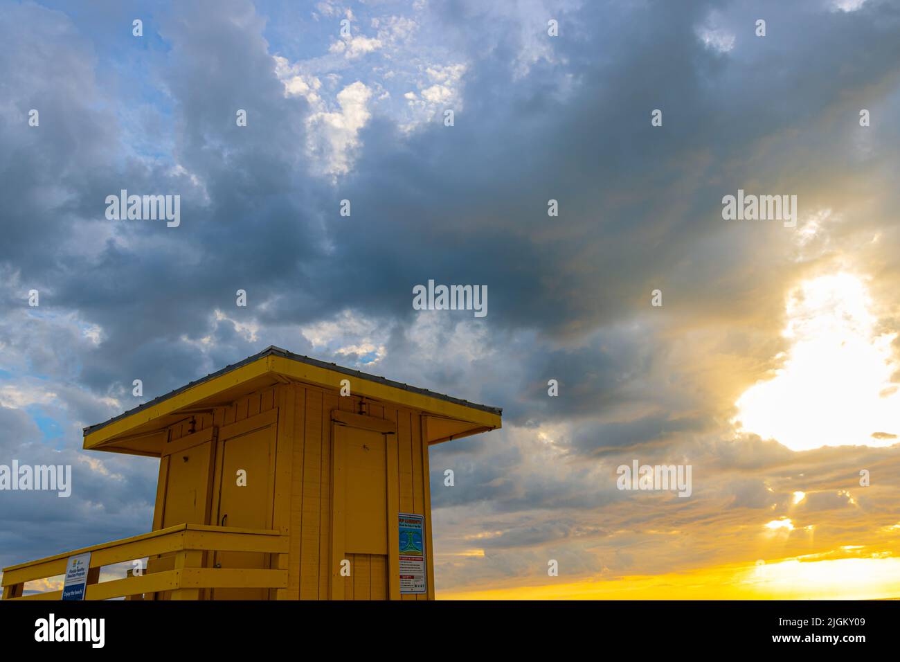 Sturm bricht über Rettungsschwimmer Stand bei Sonnenuntergang am Siesta Key Beach, Siesta Key, Florida, USA Stockfoto