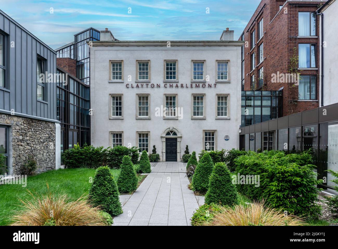 Der Eingang zum Clayton Charlemont, einem 4-Sterne-Hotel an der Charlemont Street, Dublin, Irland. Teil der Dalata Hotelgruppe. Stockfoto