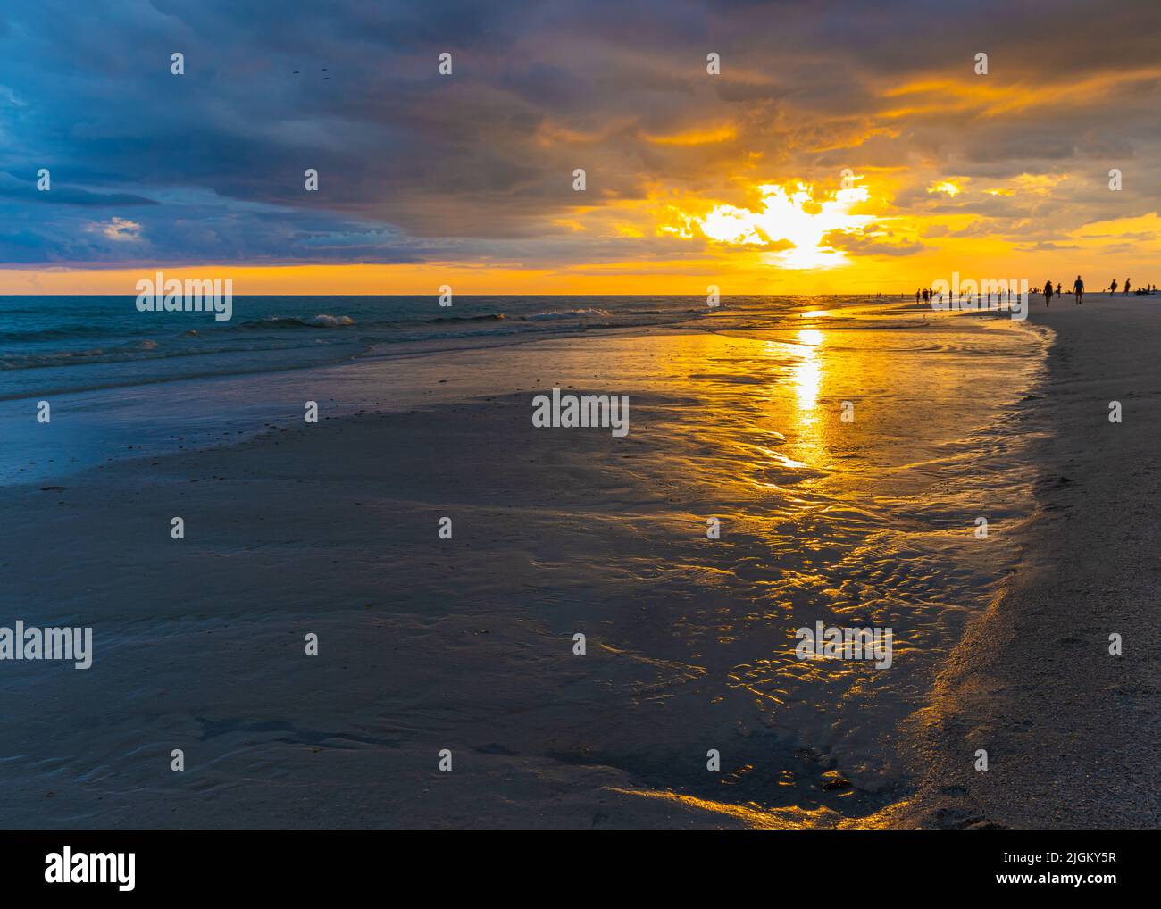 Sturm bricht bei Sonnenuntergang am Siesta Key Beach, Siesta Key, Florida, USA Stockfoto