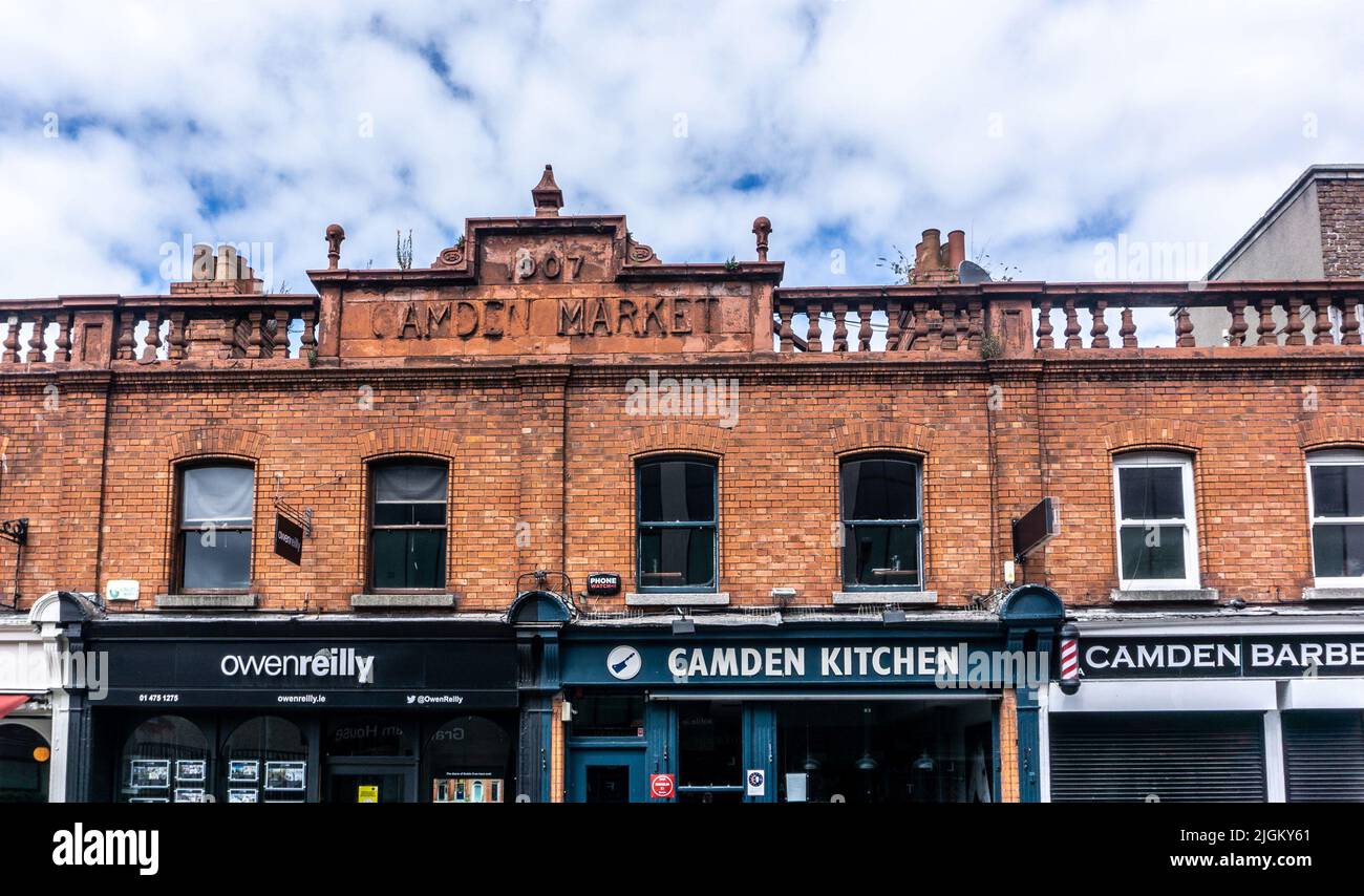 Das alte Schild für das Camden Market Building, erbaut 1907 in der Grantham Street, Dublin, Irland. Stockfoto