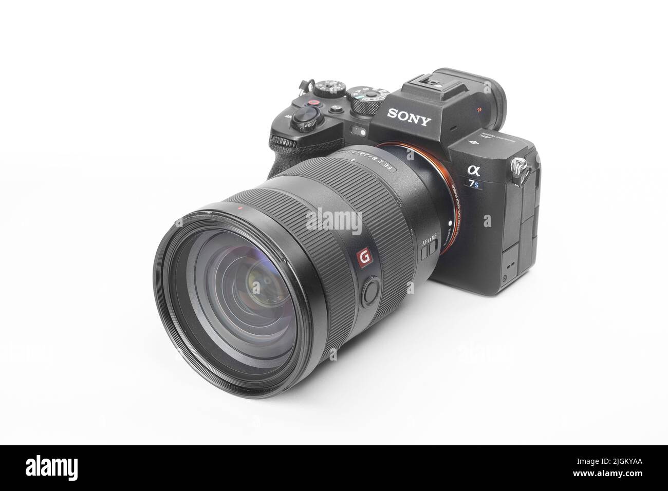 Mailand, Italien - 2022. Juli 11: Nahaufnahme eines Studios mit einer Sony A7 SIII-Kamera mit 24-70mm-Objektiv, Hintergrund ist verblasst. Es sind keine Personen sichtbar. Stockfoto