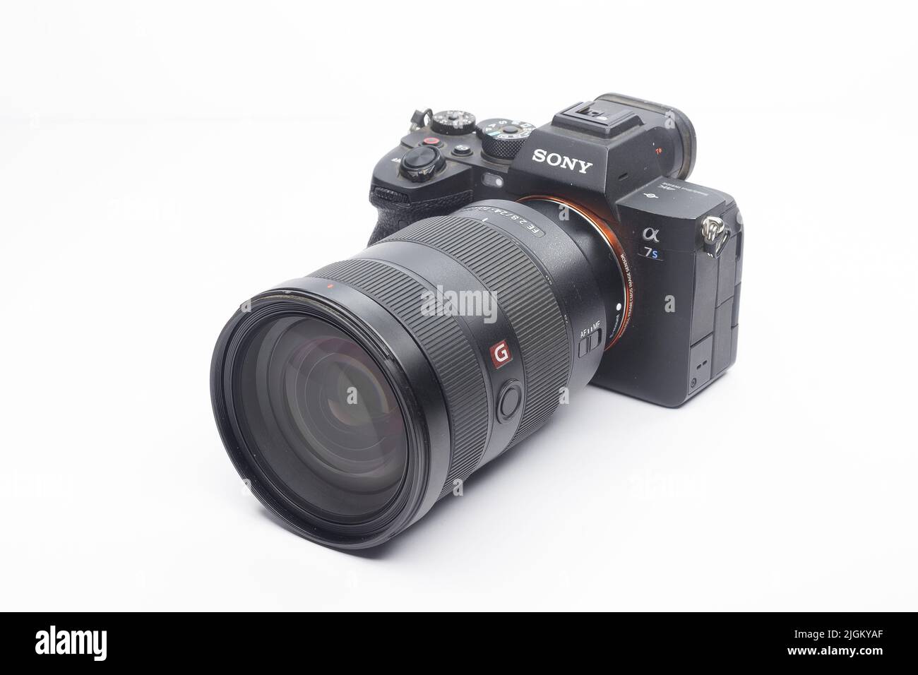 Mailand, Italien - 2022. Juli 11: Nahaufnahme eines Studios mit einer Sony A7 SIII-Kamera mit 24-70mm-Objektiv, Hintergrund ist verblasst. Es sind keine Personen sichtbar. Stockfoto