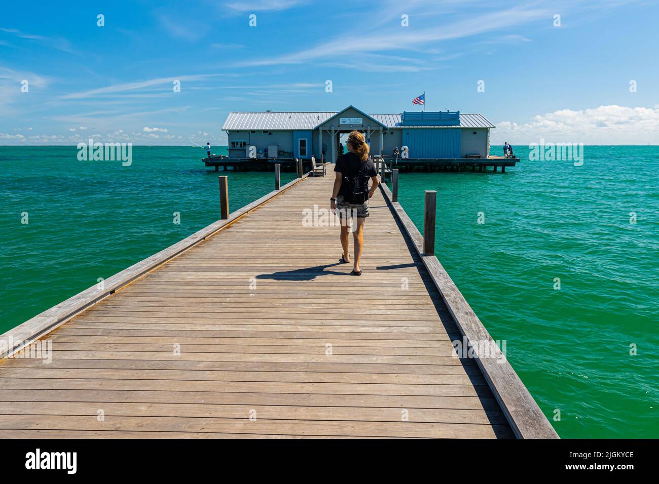 Weibliche Touristen zu Fuß auf dem historischen Amelia Island Pier, Amelia Island, Florida, USA Stockfoto
