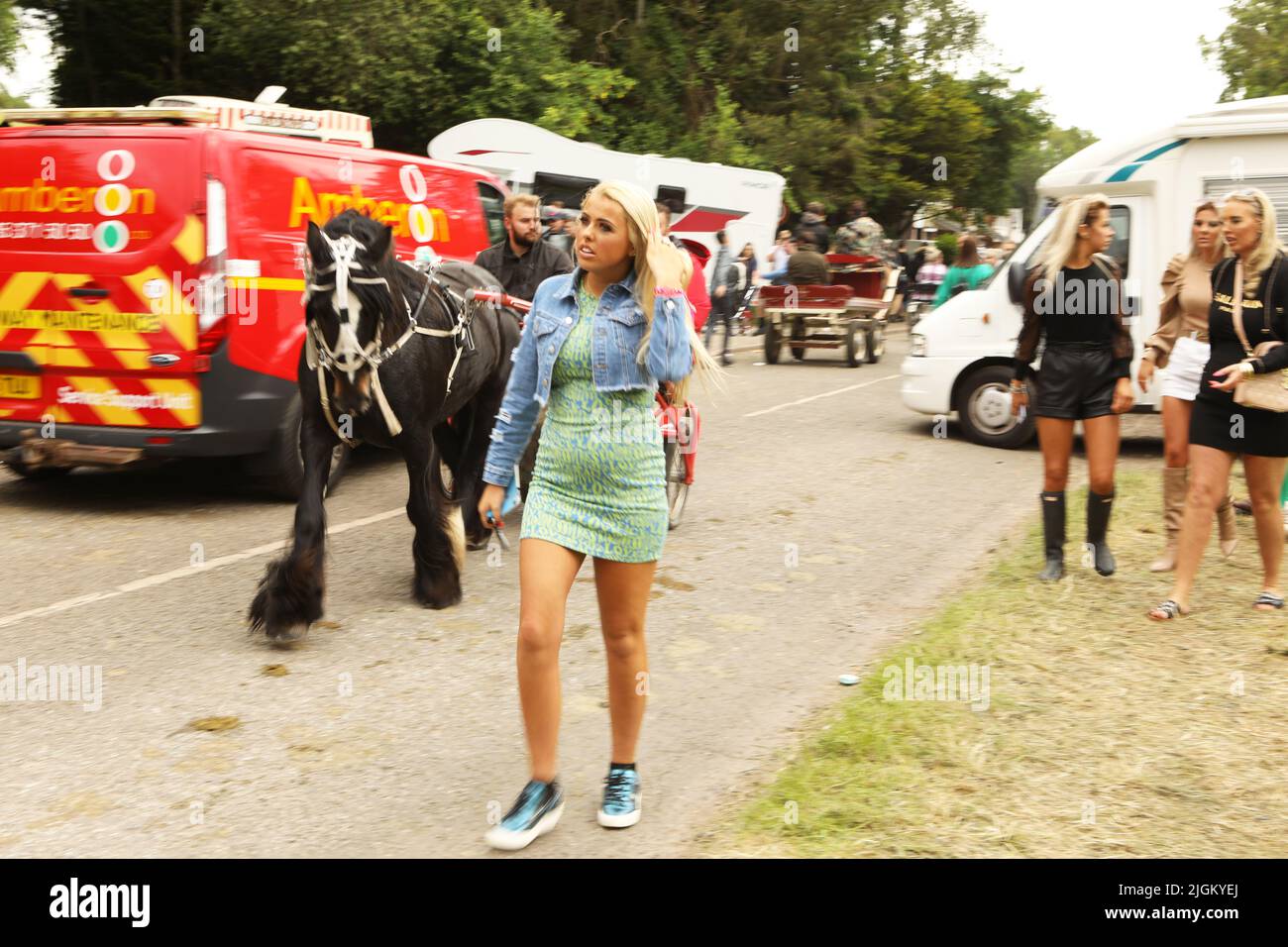 Ein blondes Reisemädchen, das auf die Messe Appleby Horse Fair, Appleby in Westmorland, Cumbria, England, Großbritannien, zugeht Stockfoto