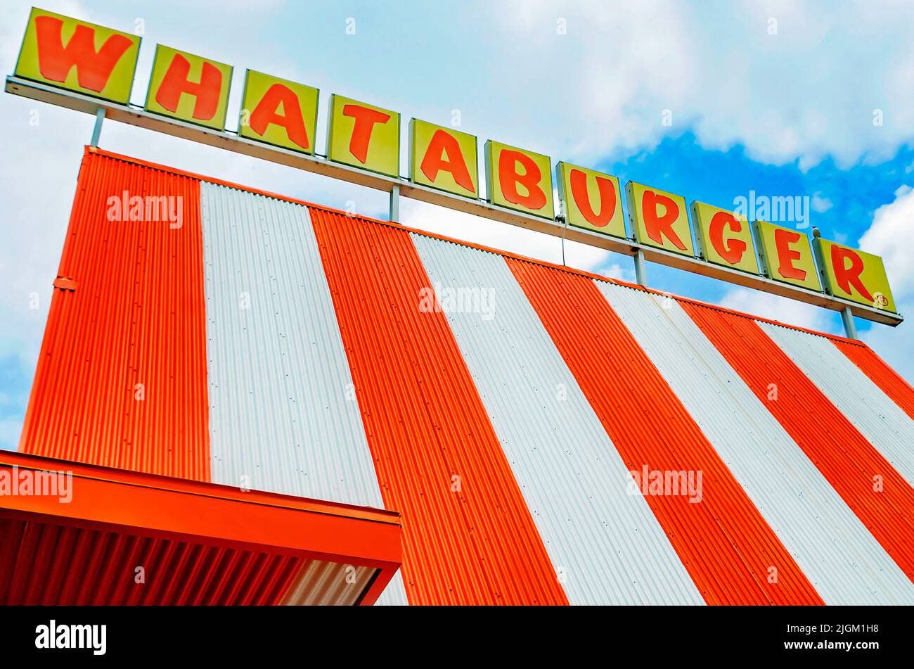 Das klassische A-Frame-Restaurant von Whataburger ist am 10. Juli 2022 in Mobile, Alabama, abgebildet. Stockfoto