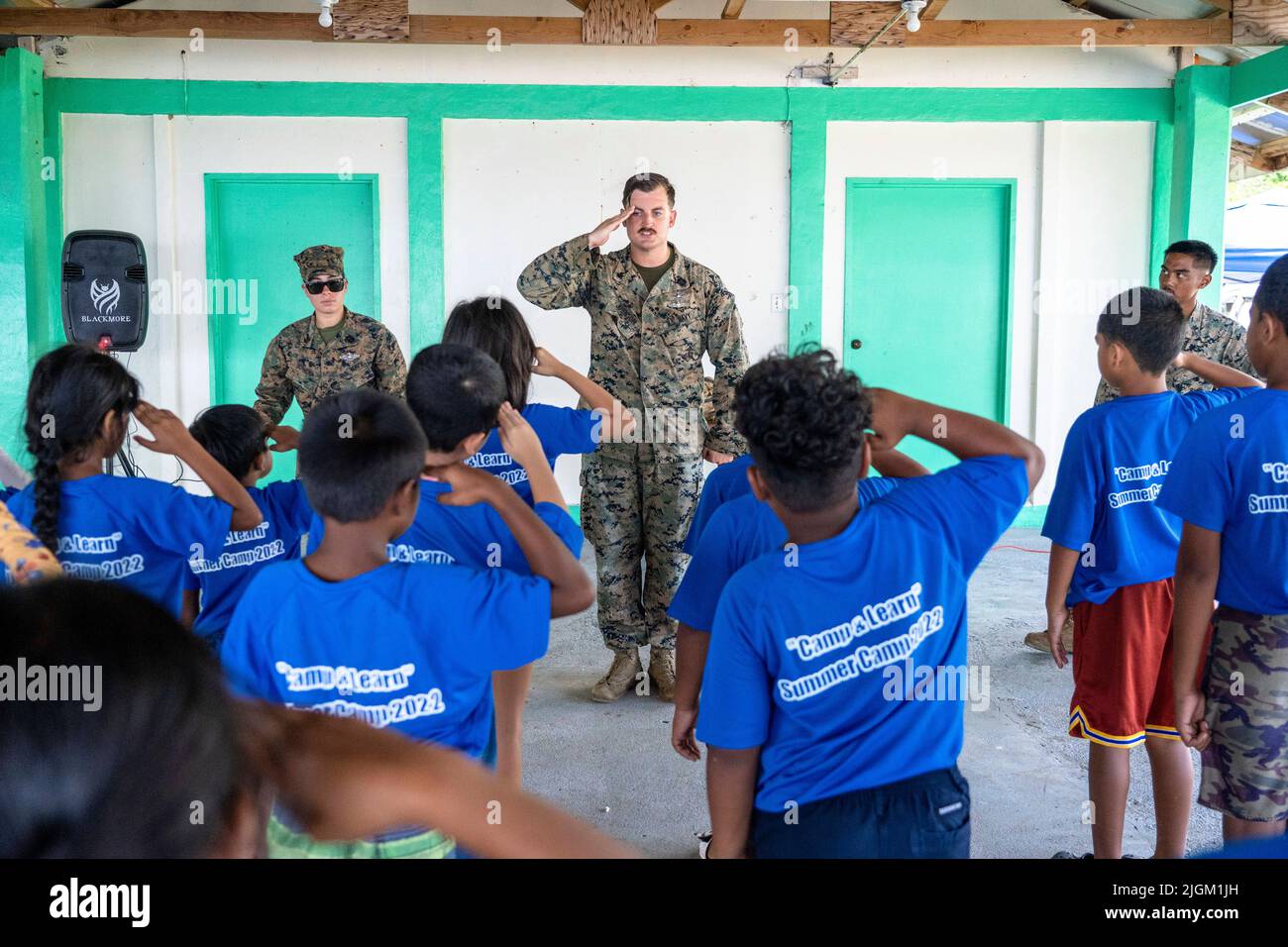 20. Juni 2022 - Ngeremlengui, Palau - Korpsmänner des US-Navy-Krankenhauses der Klasse 2. Aaron Johnson mit der Task Force Koa Moana 22, I Marine Expeditionstruppe, beauftragt die Kinder, die an der Division der Jugendjustizbehörden teilnehmen Omesuuuub Ngosicesichakl Emesmechokl Law Enforcement Explorers Program in Ngeremlengui, Republik von Palau, 20. Juni 2022. Omesuuuub Ngosisekhakl Emesmechokl in der Muttersprache übersetzt Lernen, Lehren und Disziplin, Eigenschaften, die durch die Marines und Matrosen Stärkung der US-Partnerschaften durch Fachaustausch veranschaulicht werden. Benannt nach einem H nach Koa Moana Stockfoto