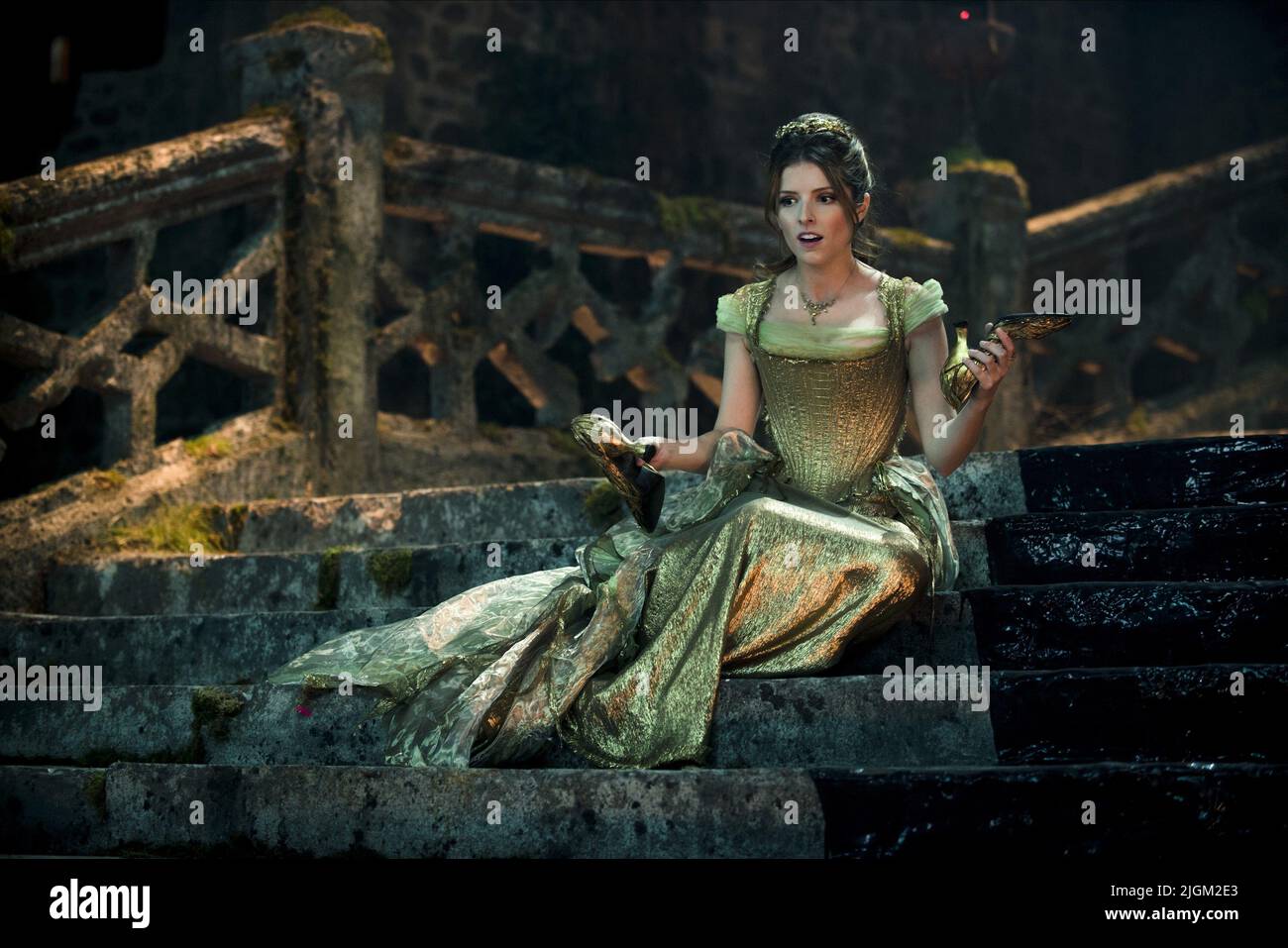 ANNA KENDRICK, IN DIE WÄLDER, 2014 Stockfoto