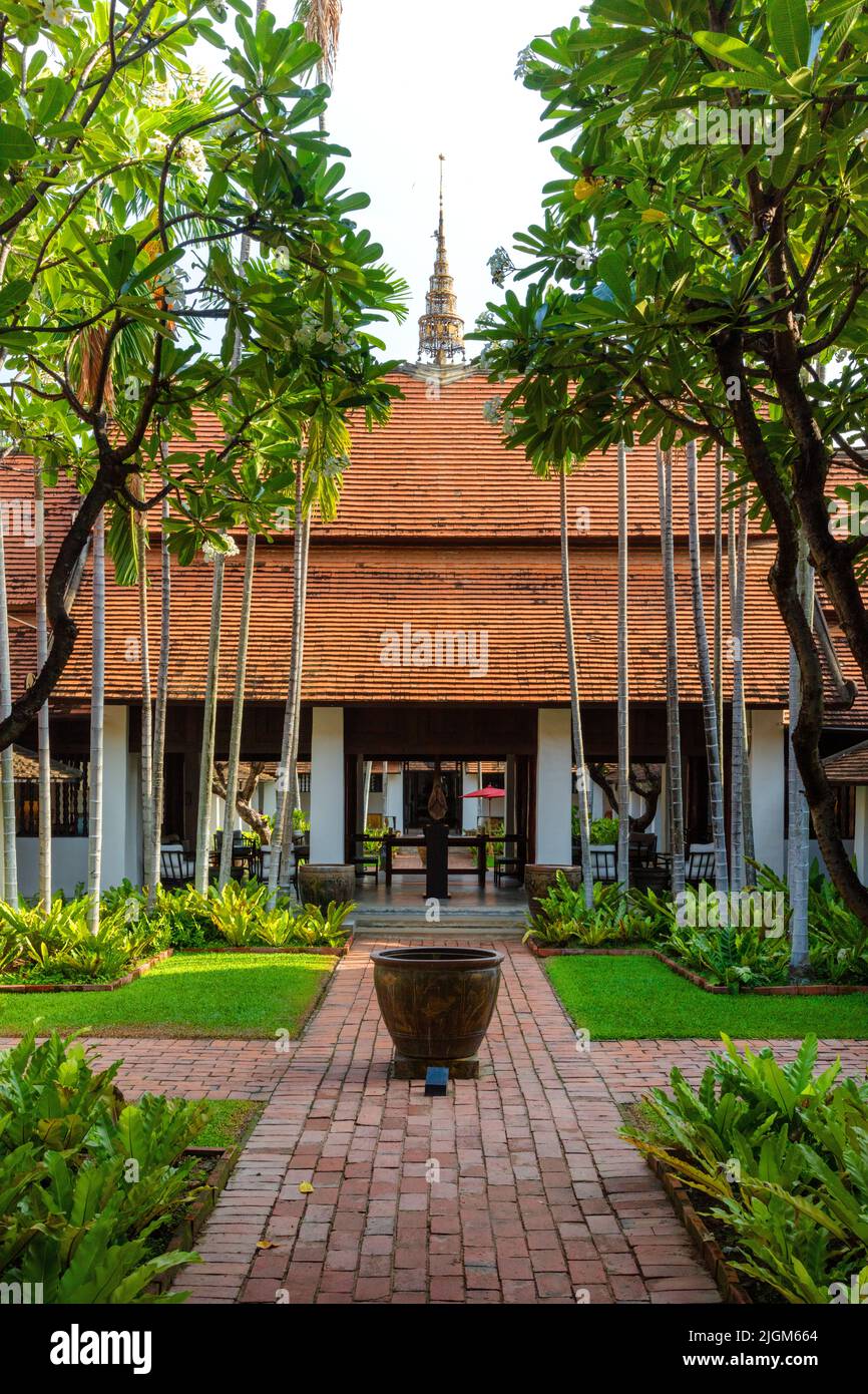Innenhof des luxuriösen Rachamankha Hotels in CHIANG MAI, THAILAND Stockfoto