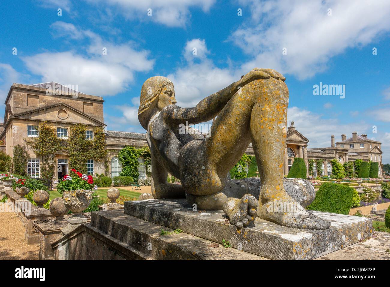 Bowood House, Gärten, Liegeregen, NudeFemale. Sculpture, Wiltshire, Großbritannien Stockfoto