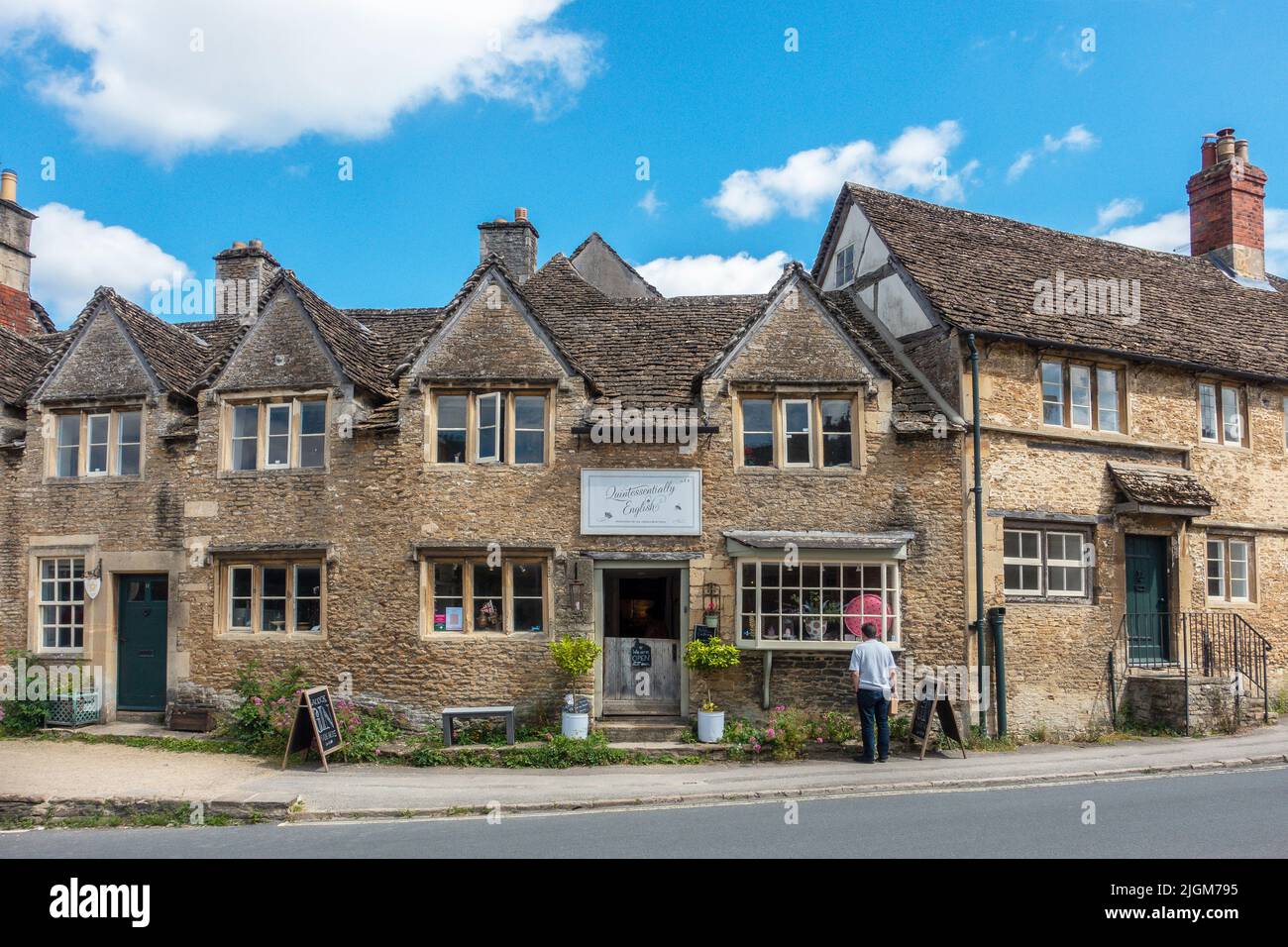 Typisch englisch, Geschäfte, Anbieter von allem, was schön ist, Lacock, Village, National Trust, Medieval Village, Wiltshire, Großbritannien Stockfoto