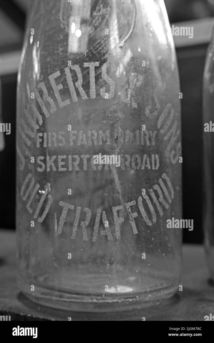 J Roberts and Sons, Firs Farm Dairy, Skerton Road, Firswood, Old Trafford, Glas Milchflasche Stockfoto